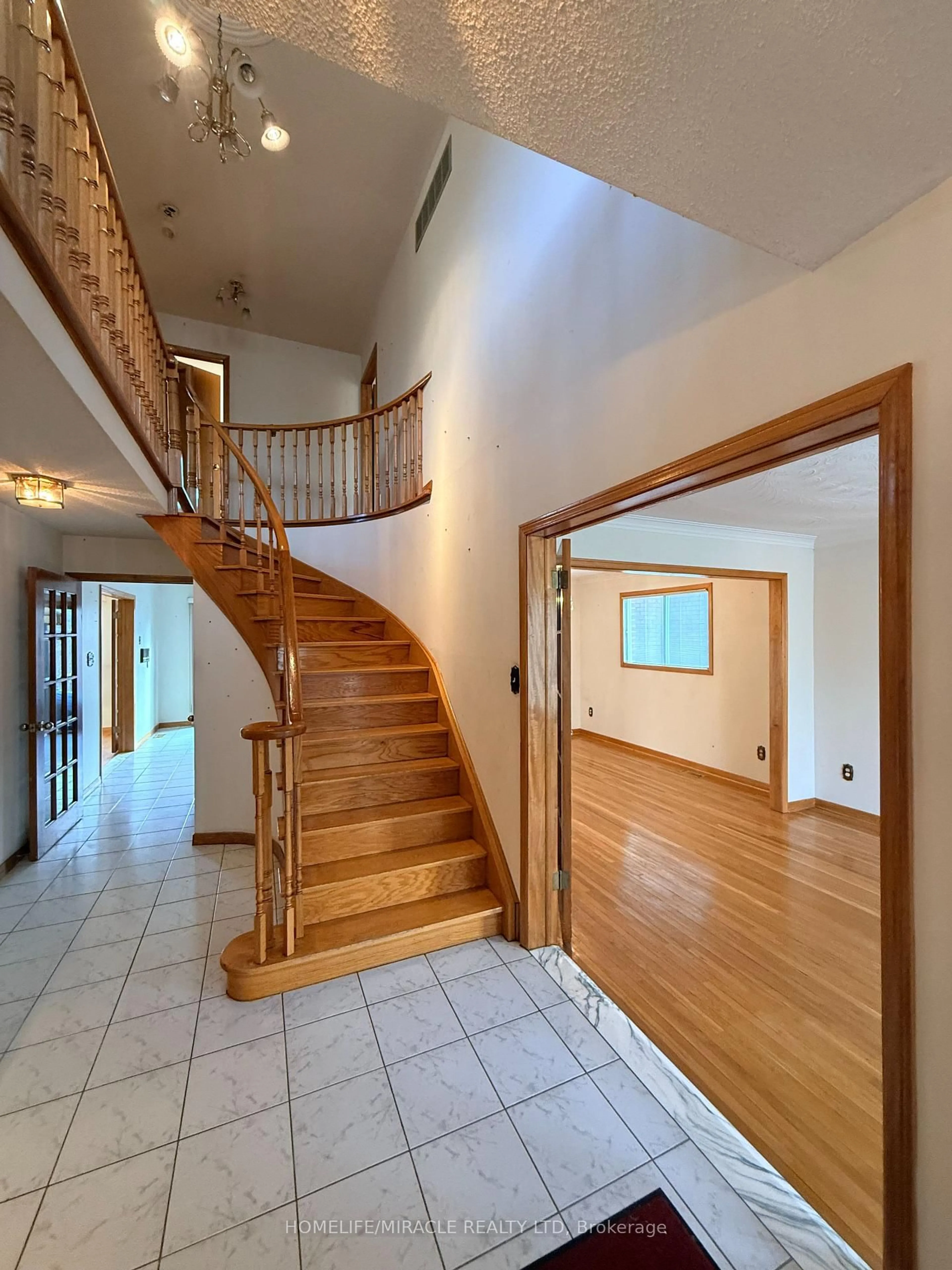 Indoor foyer for 1288 Military Tr, Toronto Ontario M1C 1A5