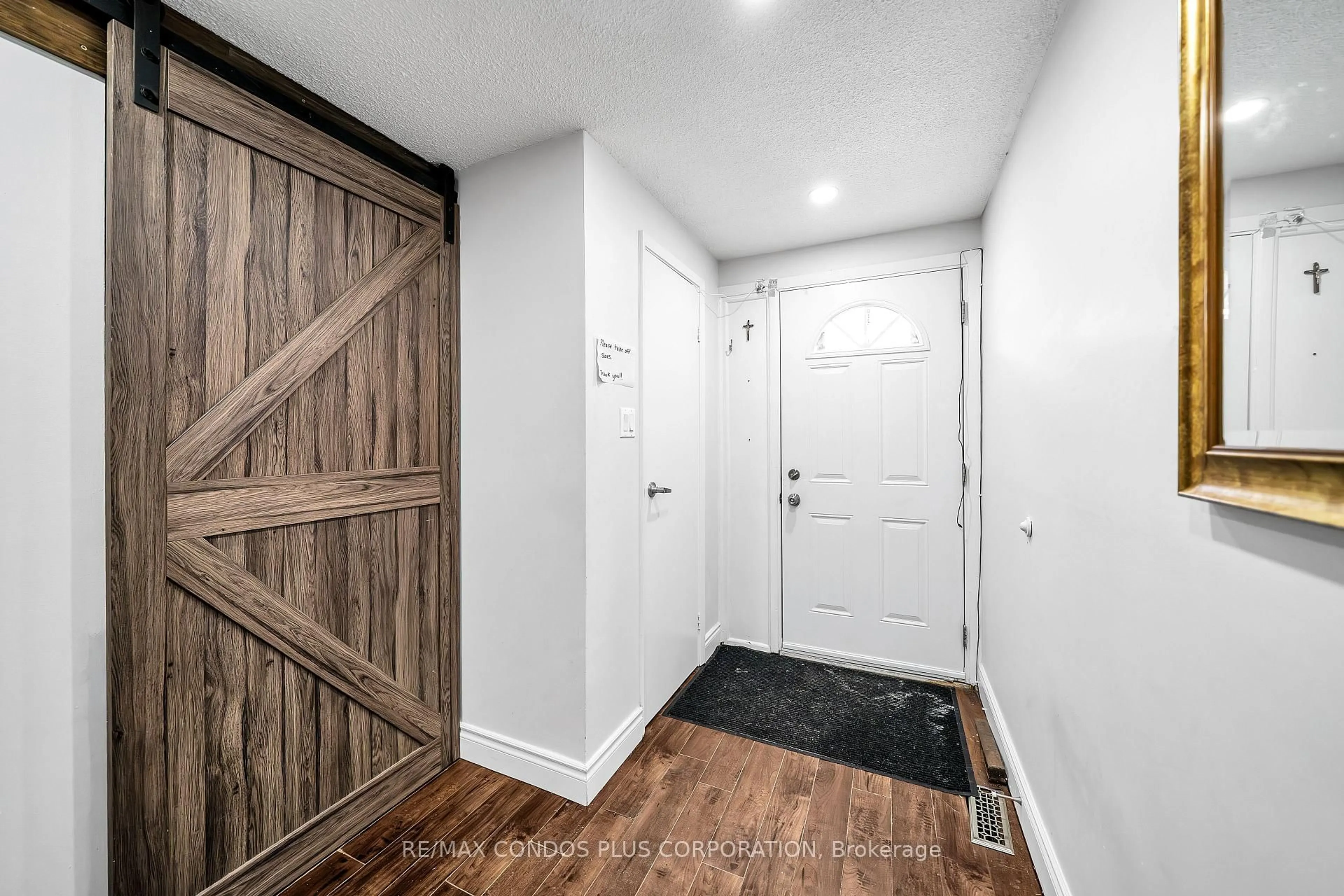 Indoor entryway for 222 Pearson St #39, Oshawa Ontario L1G 7C6