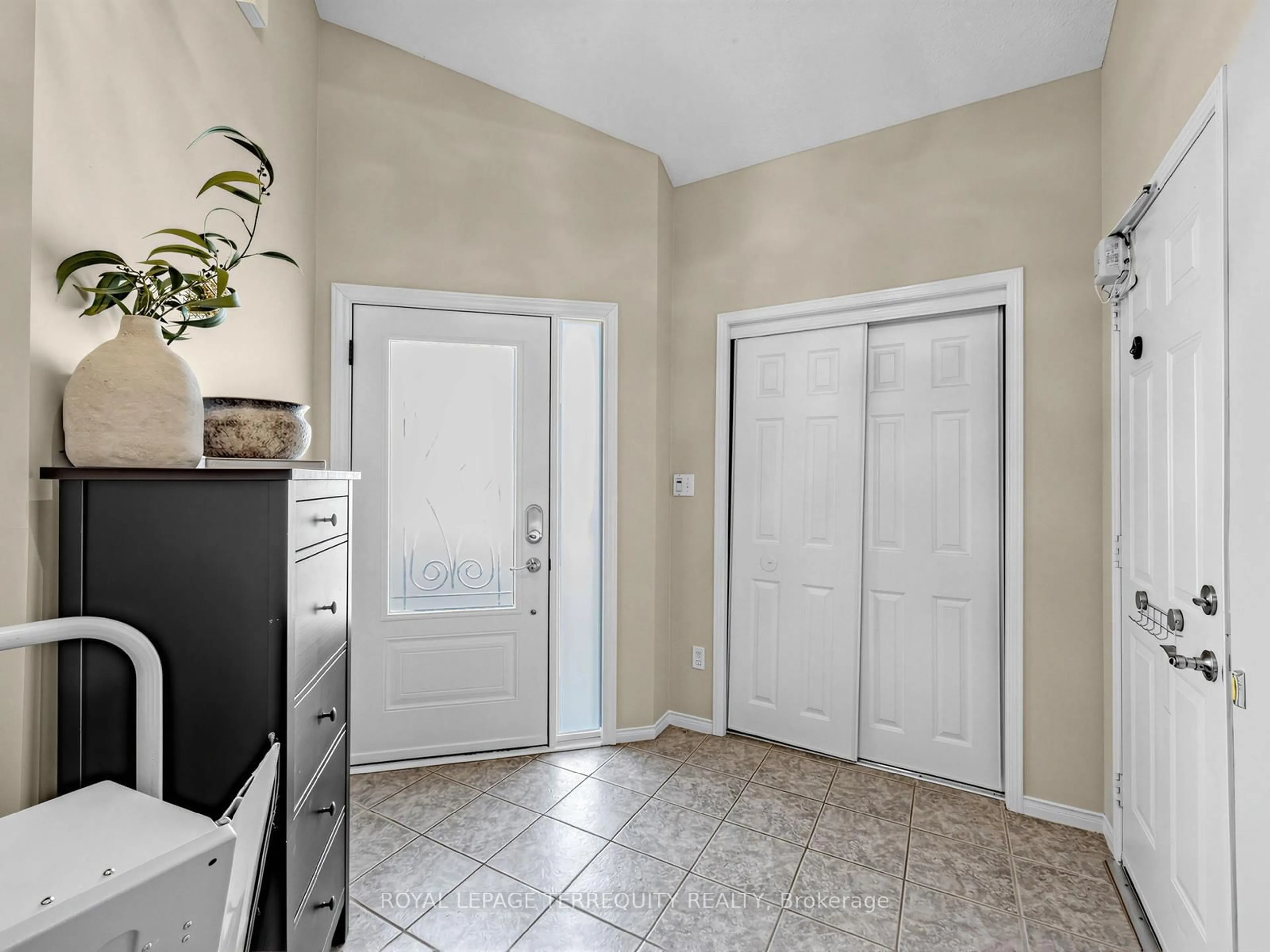 Indoor entryway for 71 Hooper Sq, Clarington Ontario L1C 4X8