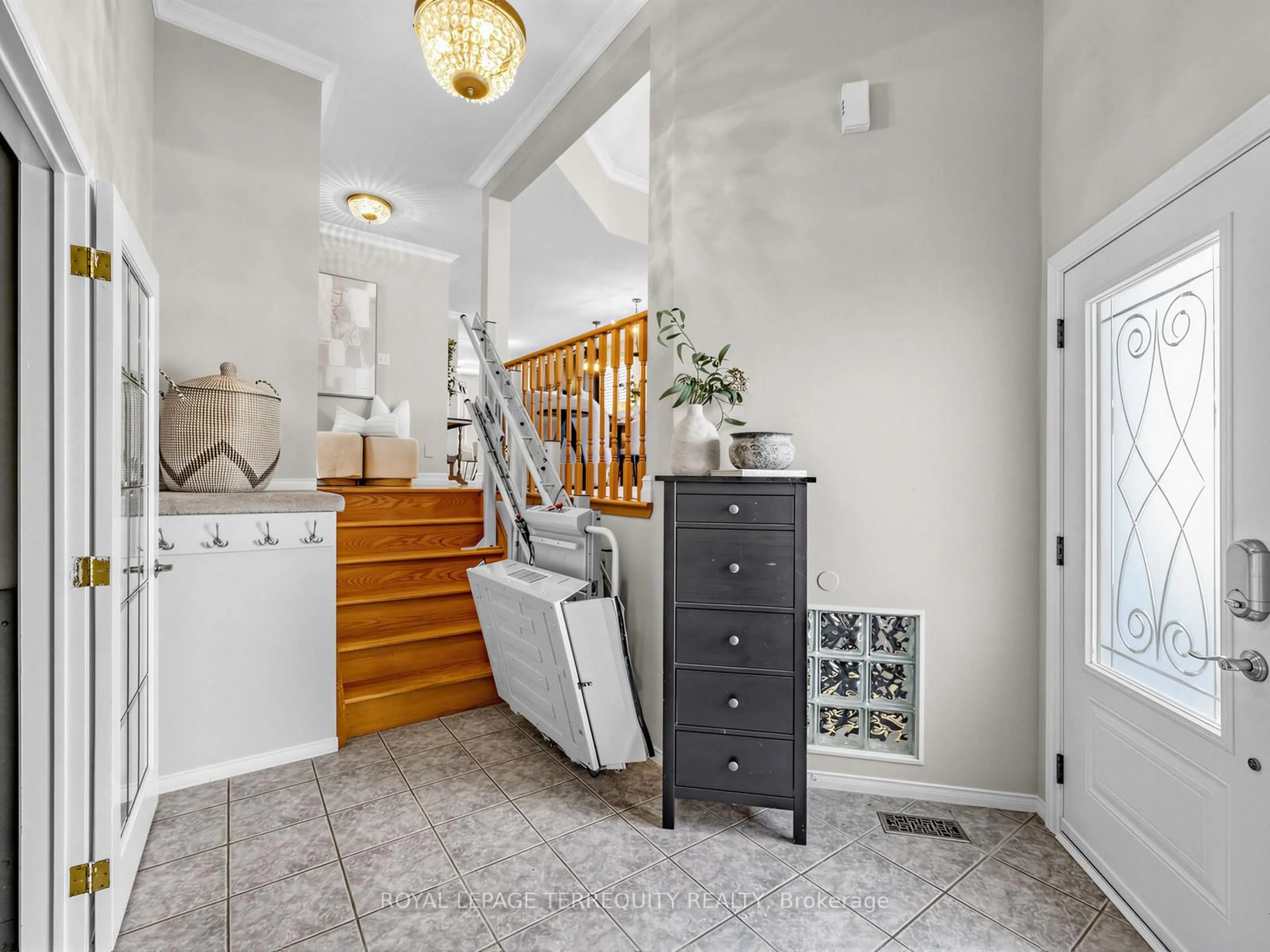 Indoor entryway for 71 Hooper Sq, Clarington Ontario L1C 4X8