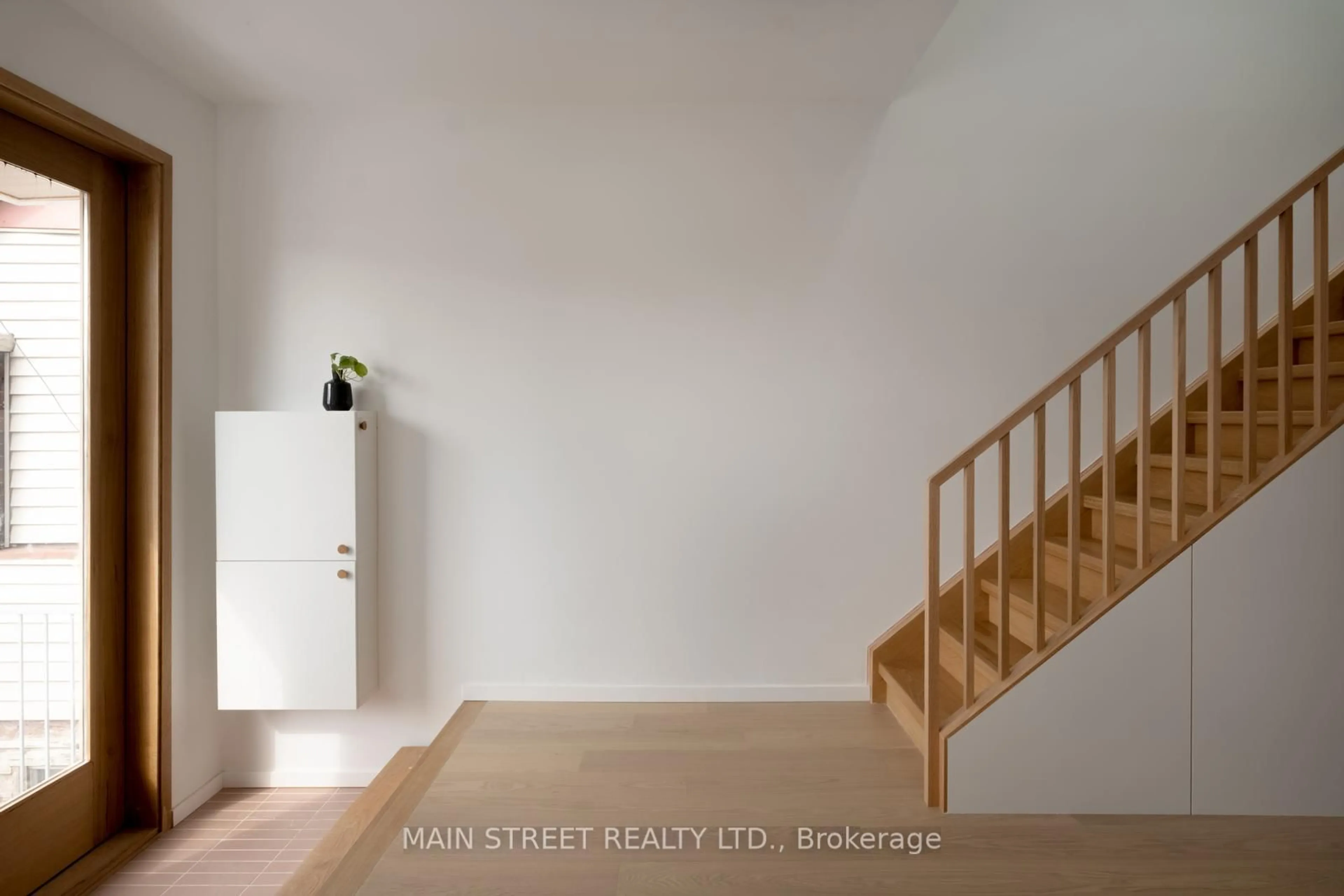 Indoor entryway for 523 Craven Rd, Toronto Ontario M4L 2Z6