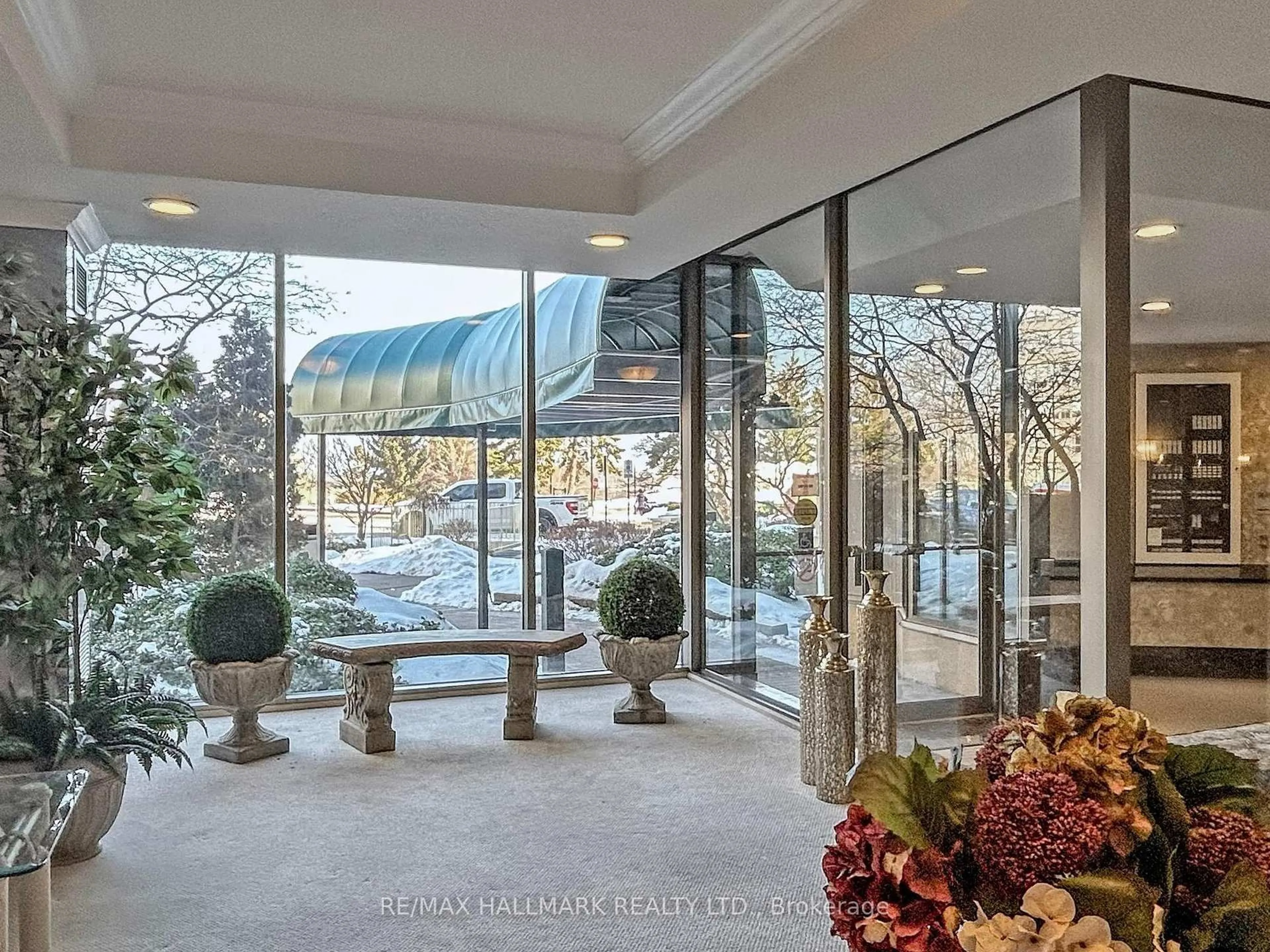 Indoor foyer for 10 Guildwood Pkwy #222, Toronto Ontario M1E 5B5