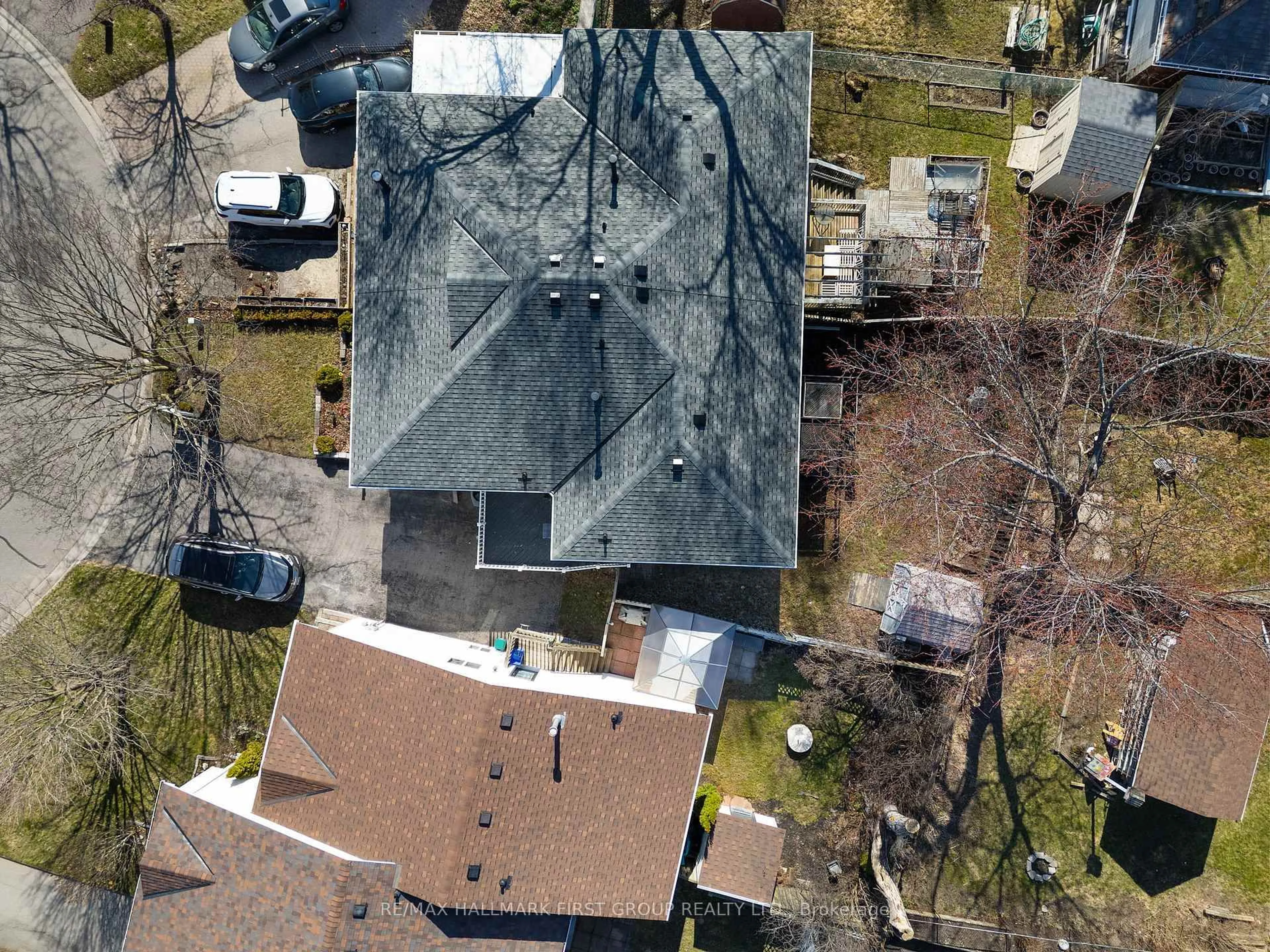 A pic from outside/outdoor area/front of a property/back of a property/a pic from drone, unknown for 676 Frobisher Crt, Oshawa Ontario L1J 8M9