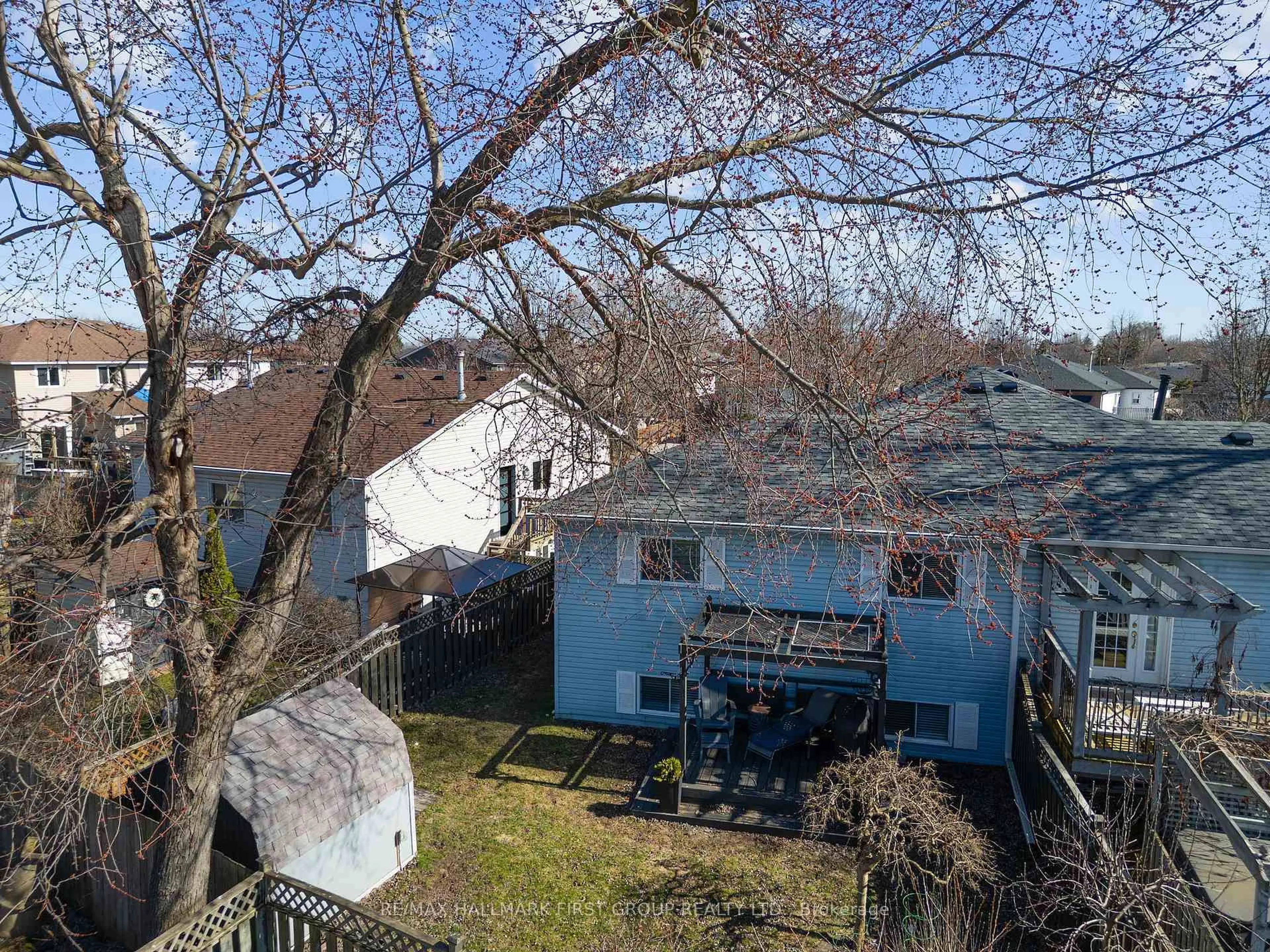 A pic from outside/outdoor area/front of a property/back of a property/a pic from drone, street for 676 Frobisher Crt, Oshawa Ontario L1J 8M9