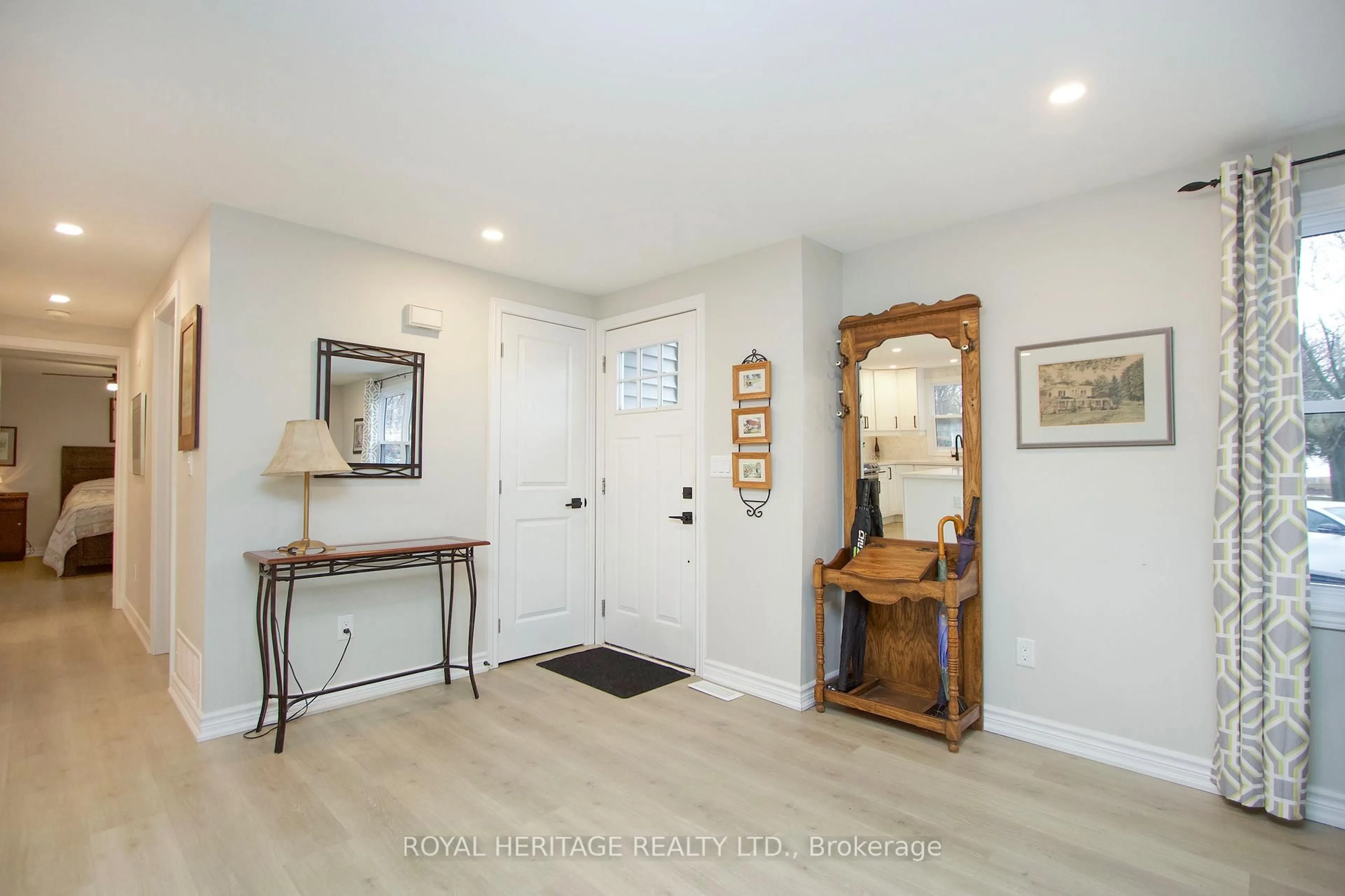 Indoor entryway for 40 Bluffs Rd, Clarington Ontario L1B 1A3