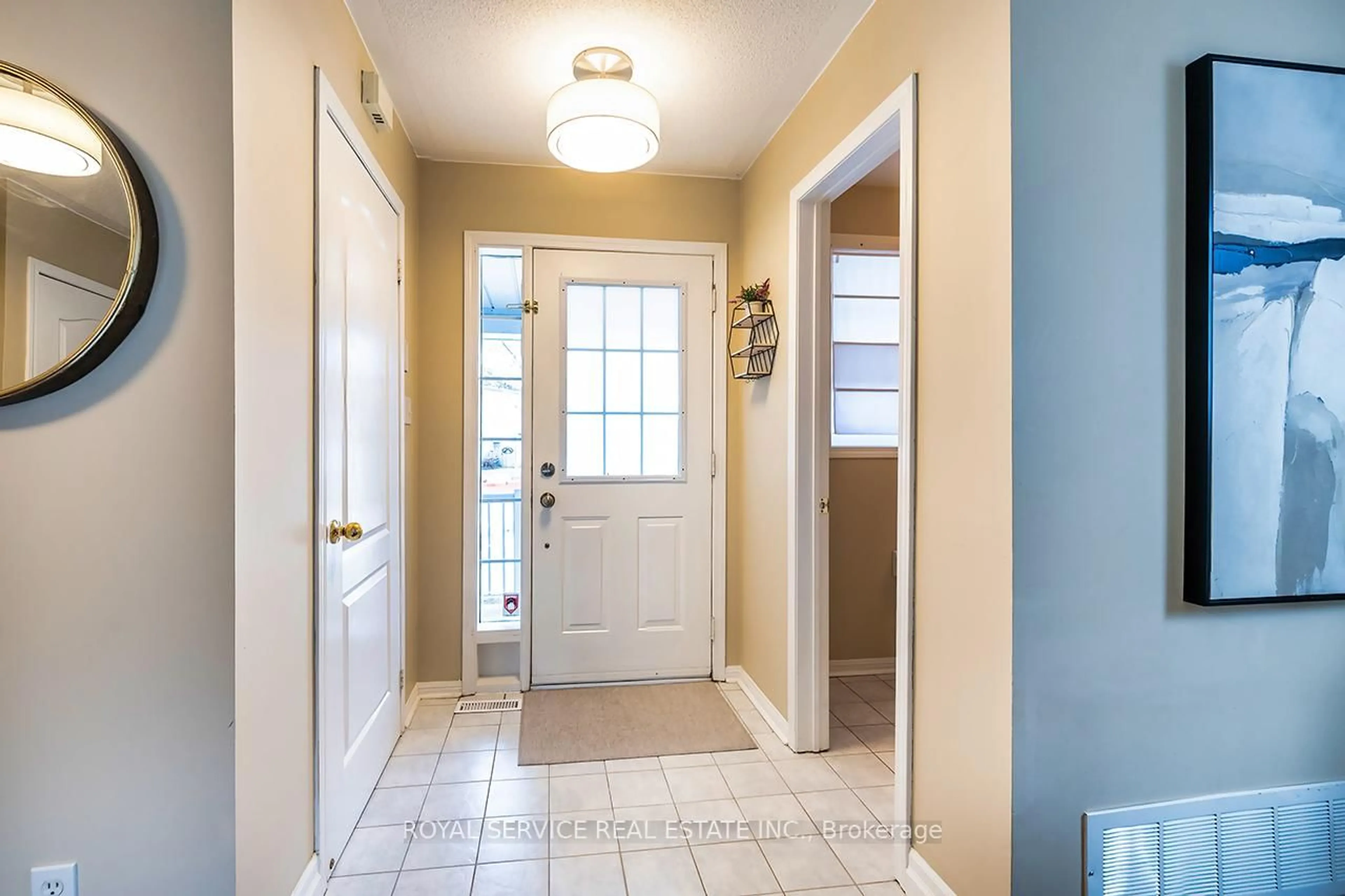 Indoor entryway for 56 Beacham Cres, Clarington Ontario L1B 1N1