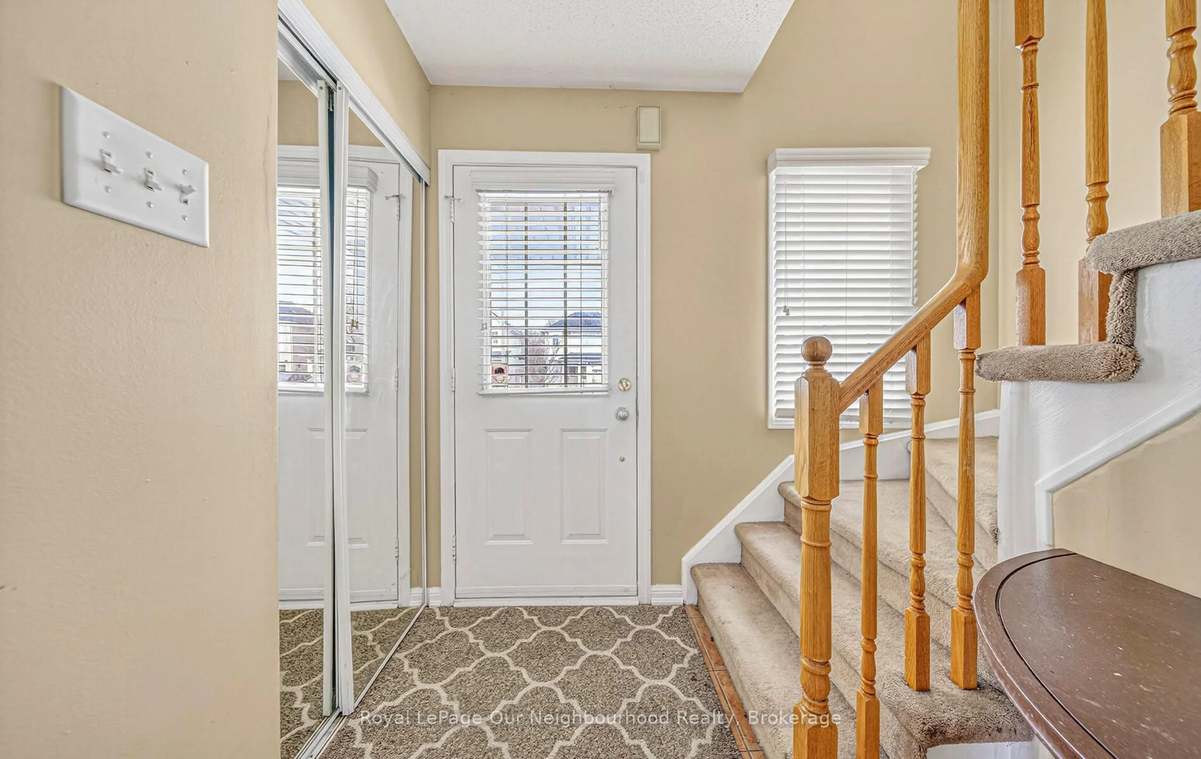 Indoor entryway for 1581 Sarasota Cres, Oshawa Ontario L1G 8G1