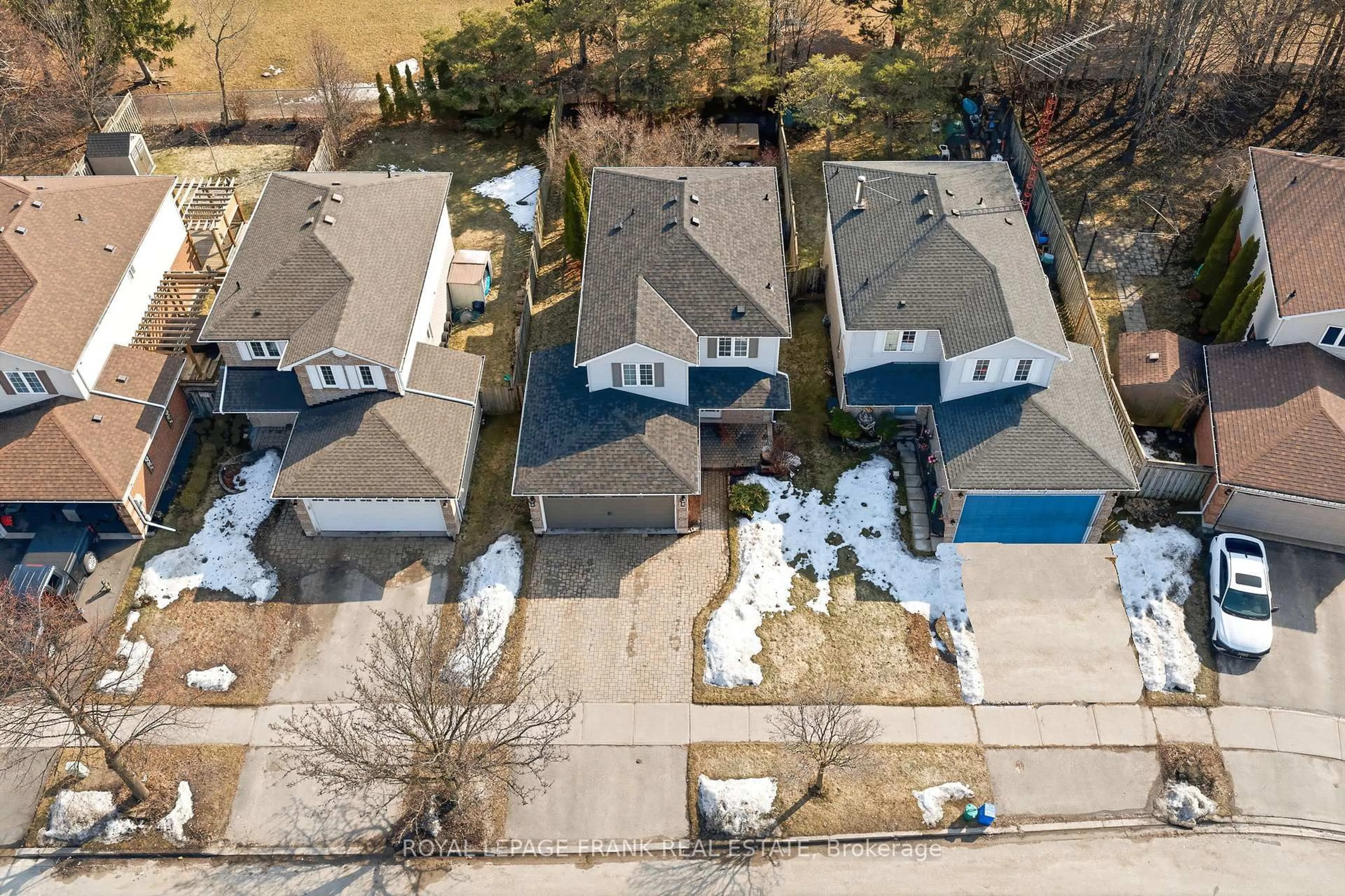 A pic from outside/outdoor area/front of a property/back of a property/a pic from drone, street for 15 Maxwell Crt, Clarington Ontario L1C 4X6
