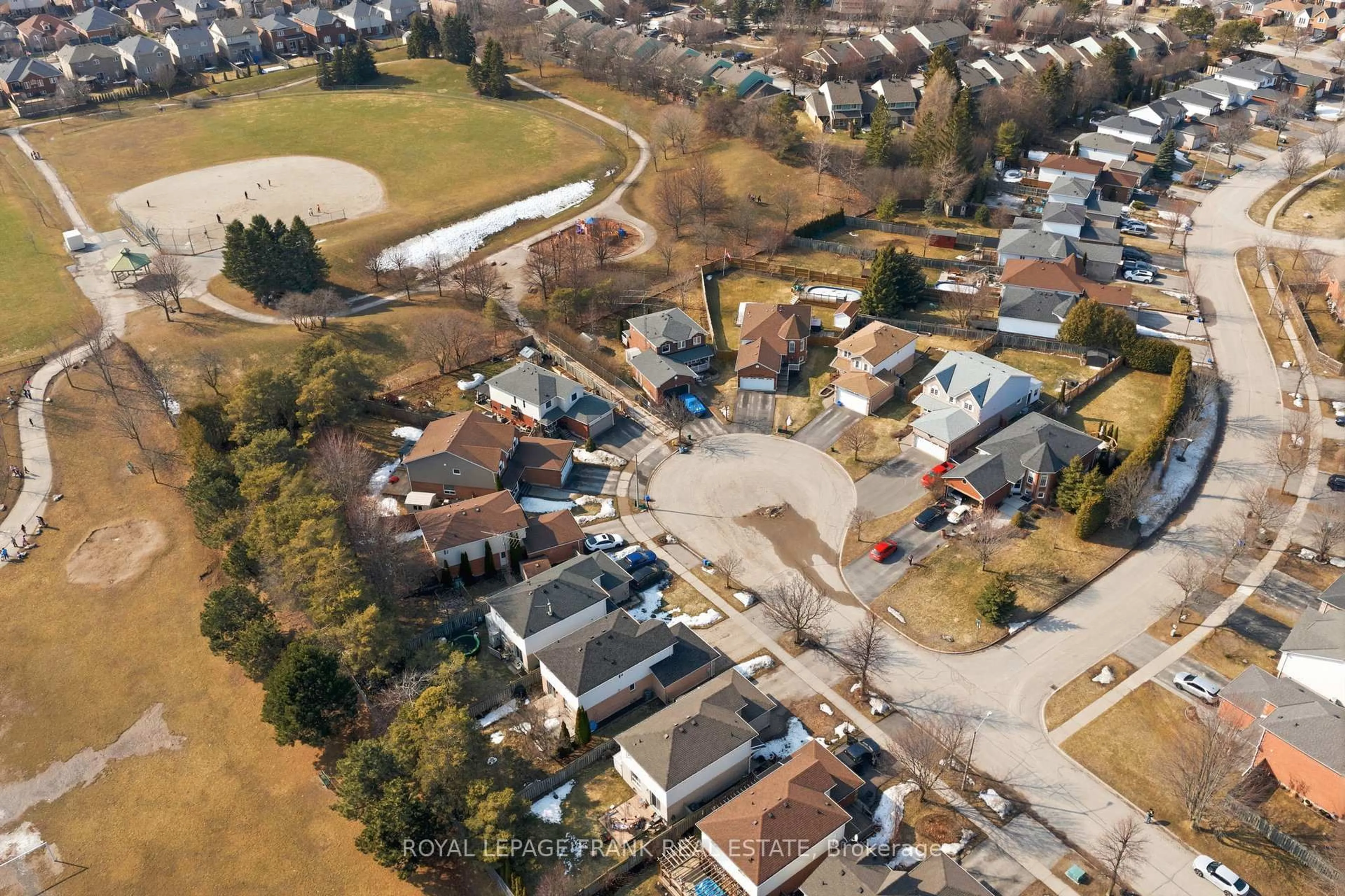 A pic from outside/outdoor area/front of a property/back of a property/a pic from drone, street for 15 Maxwell Crt, Clarington Ontario L1C 4X6