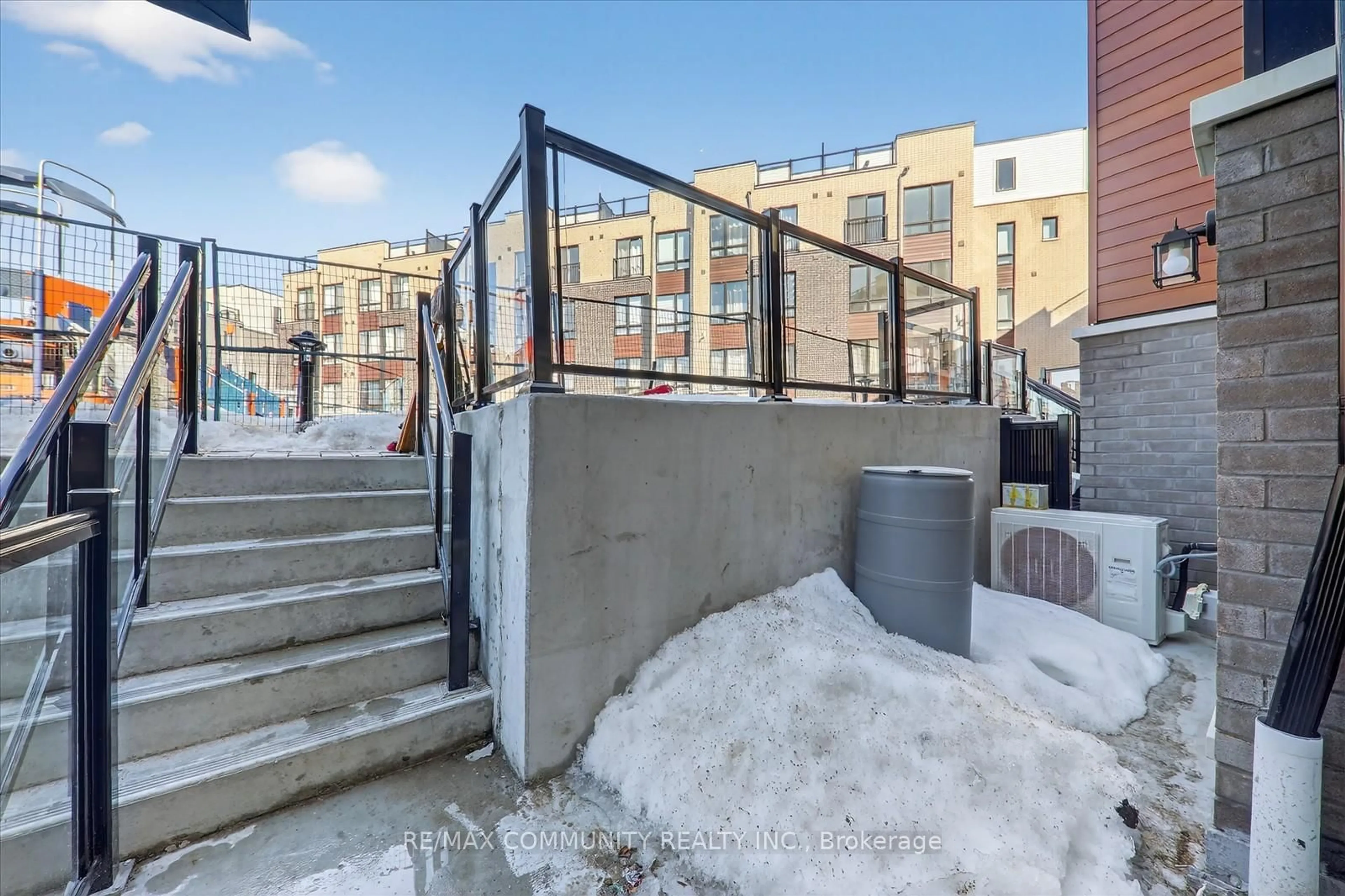 Patio, street for 145 Tapscott Rd #21, Toronto Ontario M1B 0E8