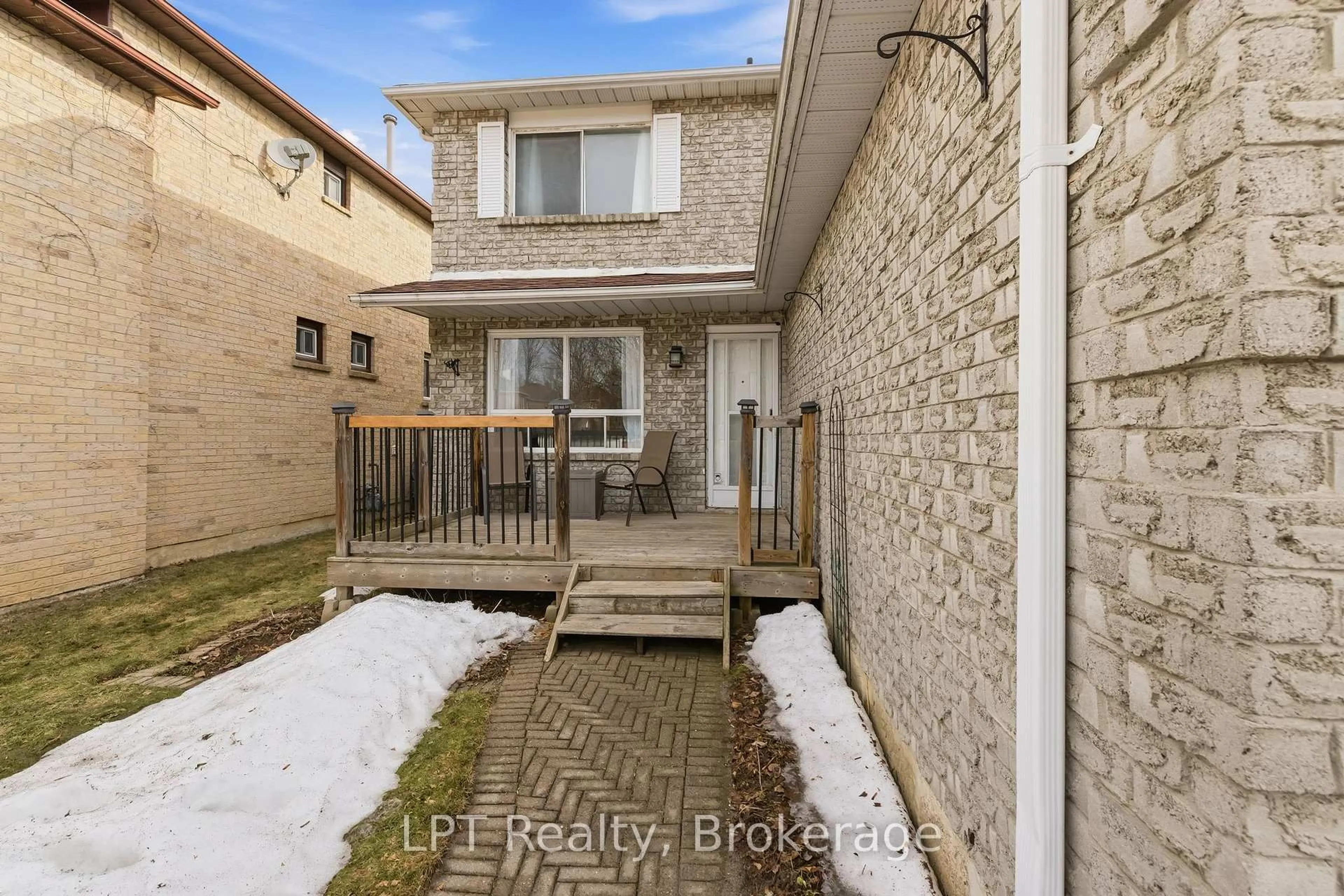 Patio, street for 152 Ravenscroft Rd, Ajax Ontario L1T 1Y1