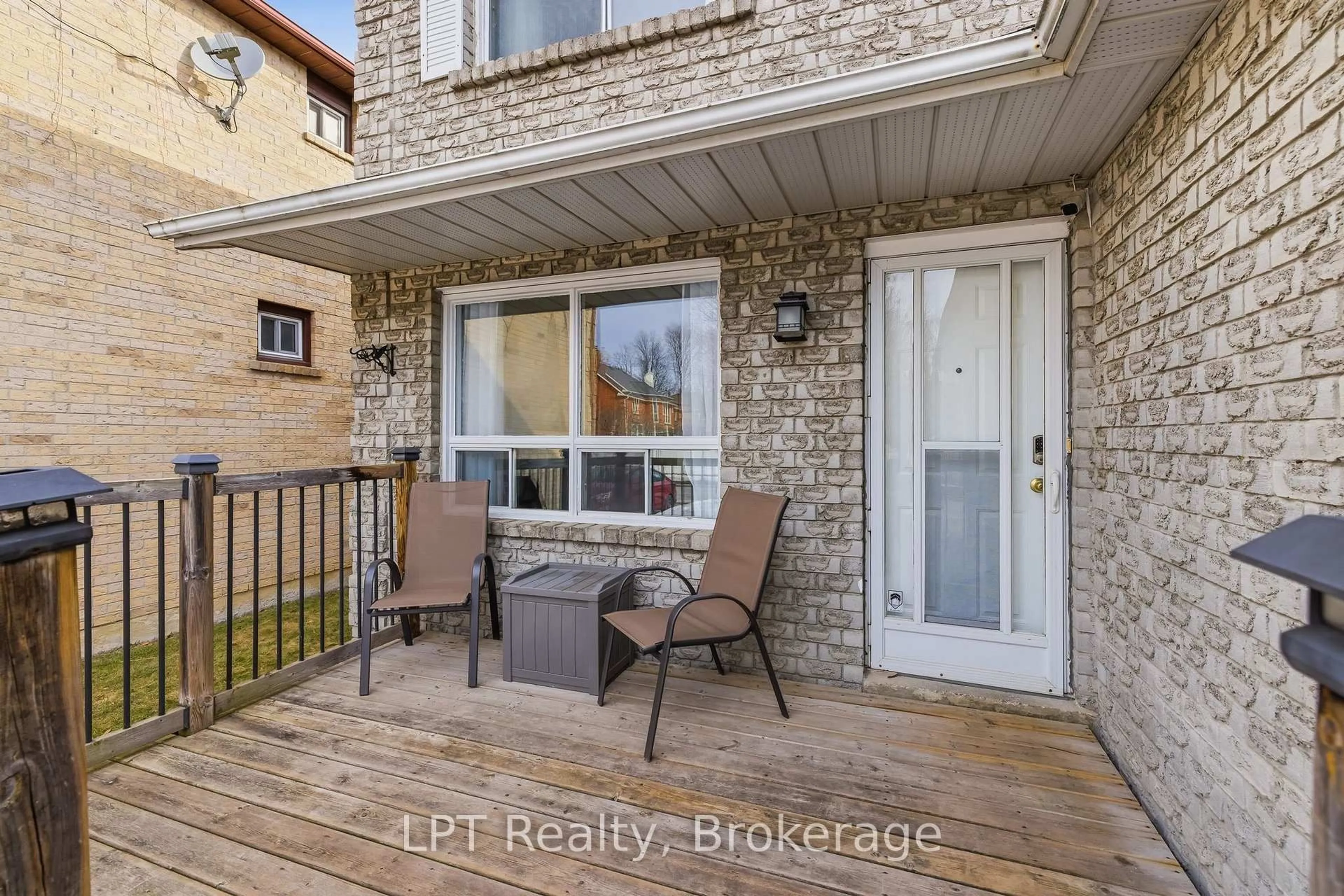 Patio, street for 152 Ravenscroft Rd, Ajax Ontario L1T 1Y1