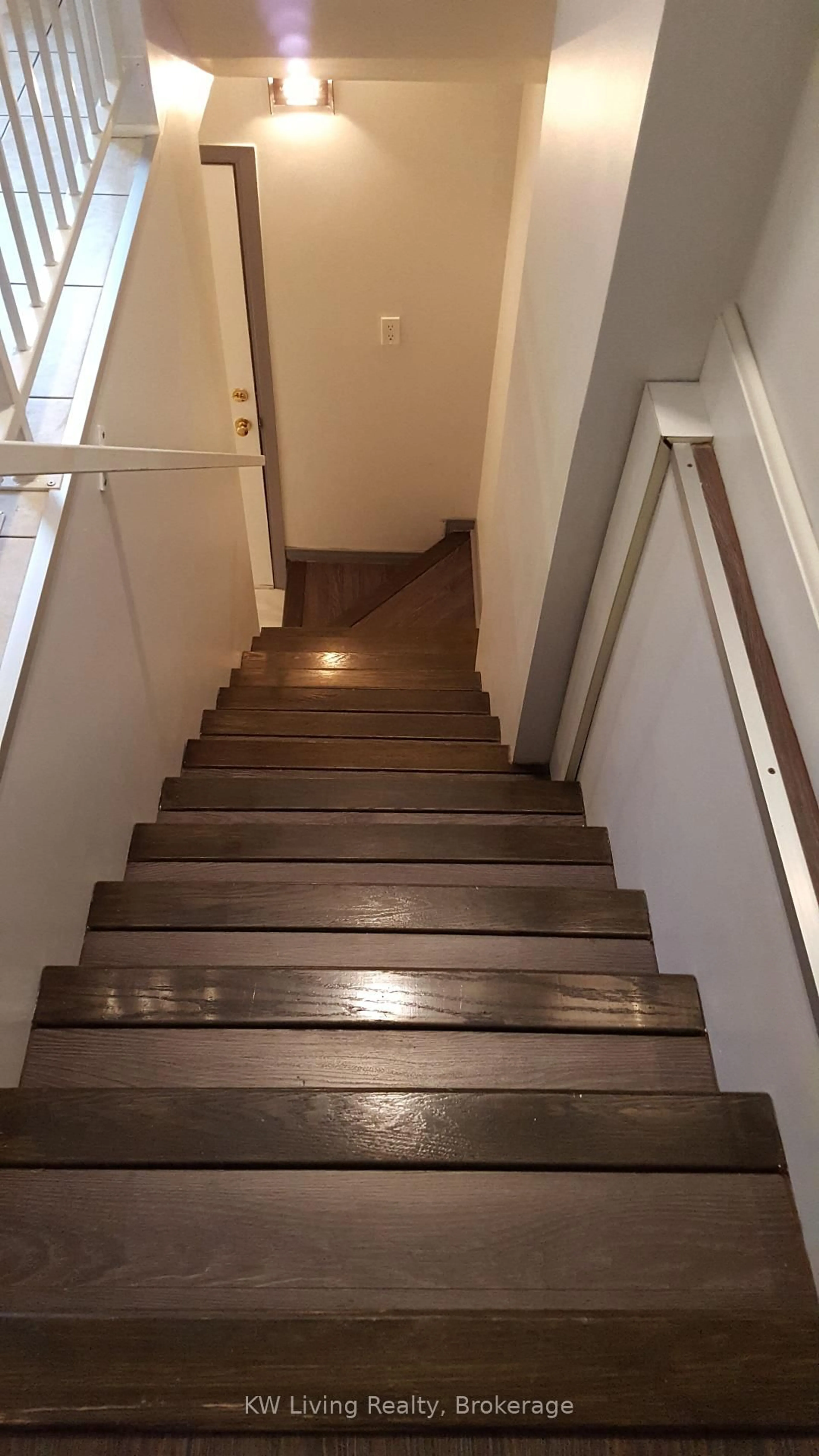 Stairs for 928 Broadview Ave, Toronto Ontario M4K 2R1