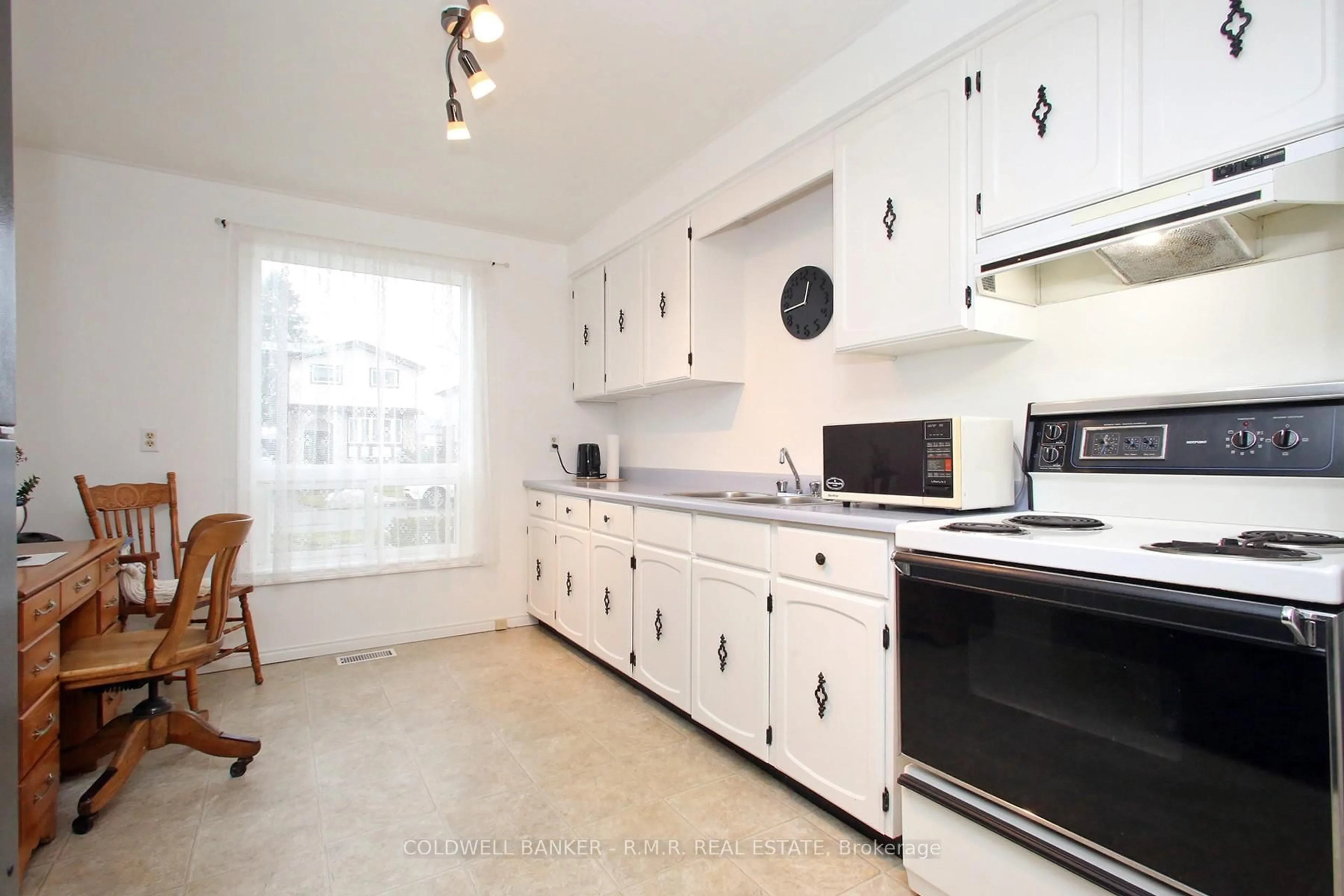 Standard kitchen, ceramic/tile floor for 36 Loscombe Dr, Clarington Ontario L1C 3S9