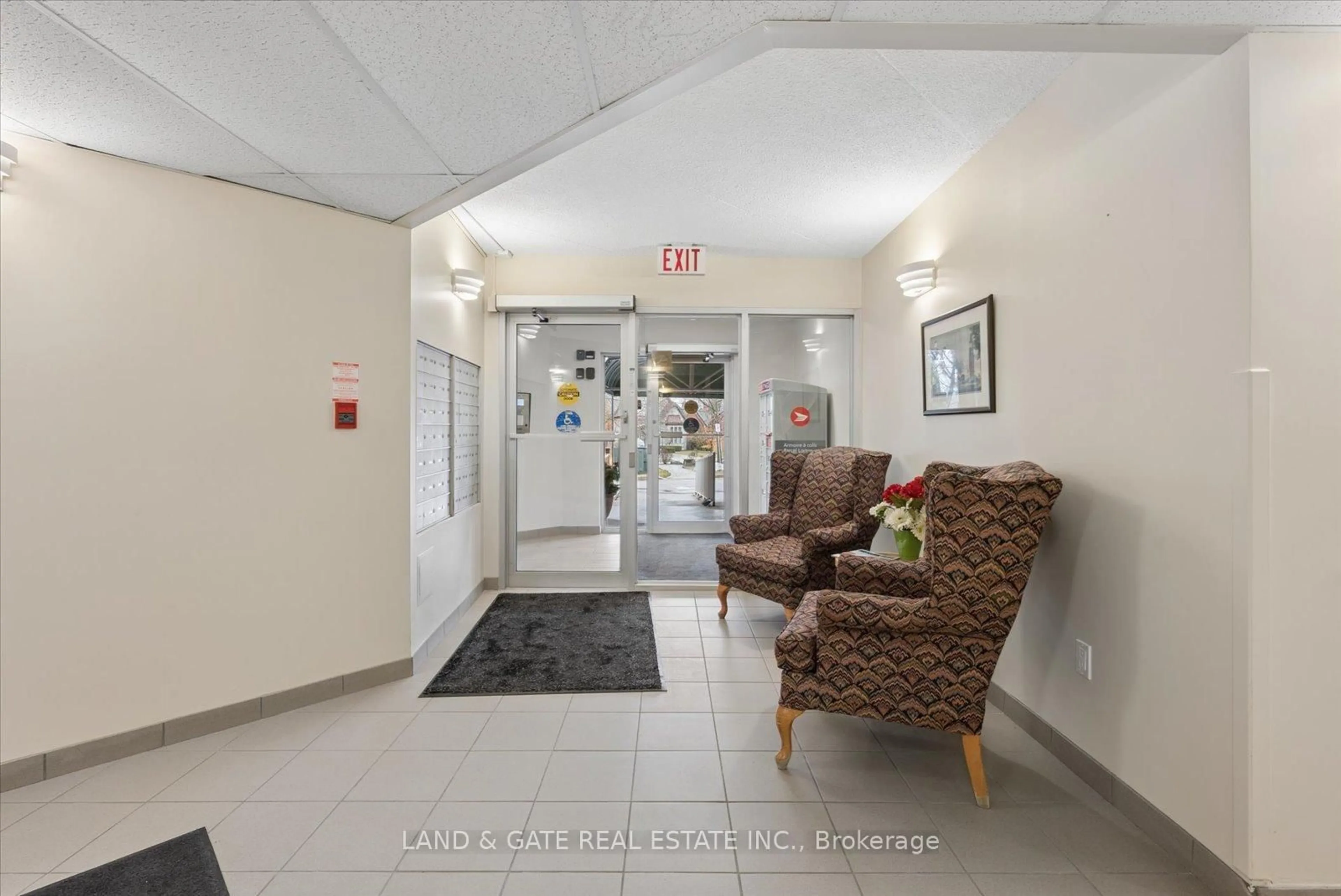 Indoor foyer for 95 Wellington St #103, Clarington Ontario L1C 5A1