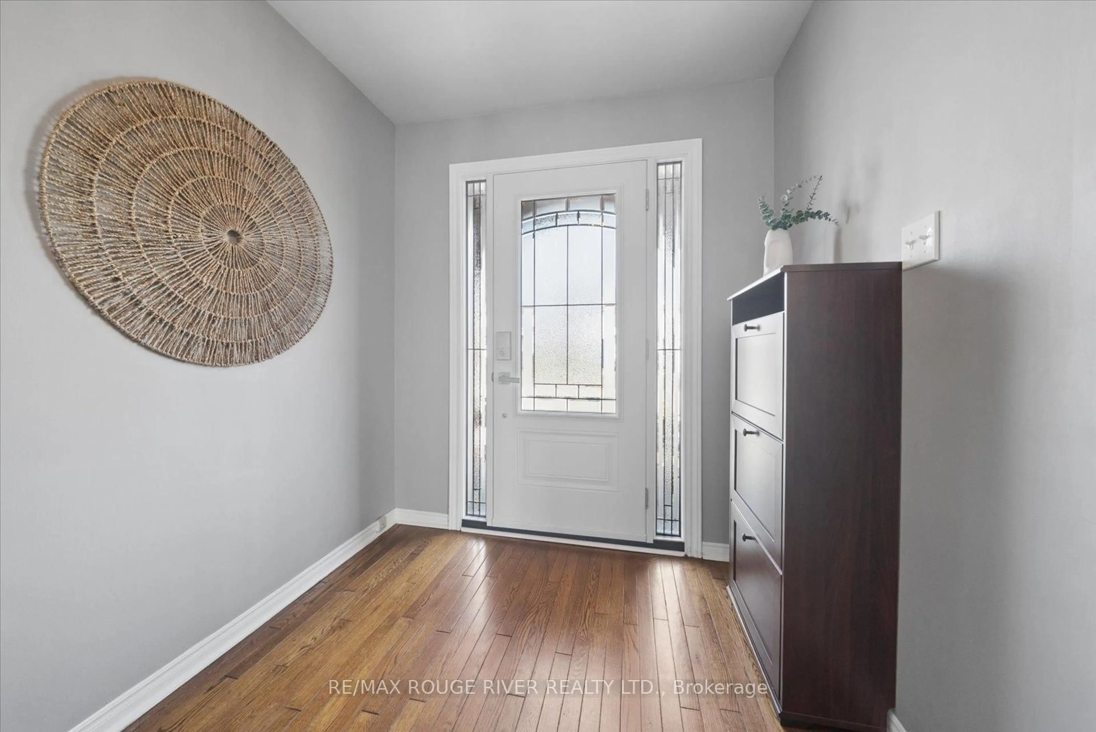 Indoor entryway for 8 Kenton Crt, Whitby Ontario L1N 5X7
