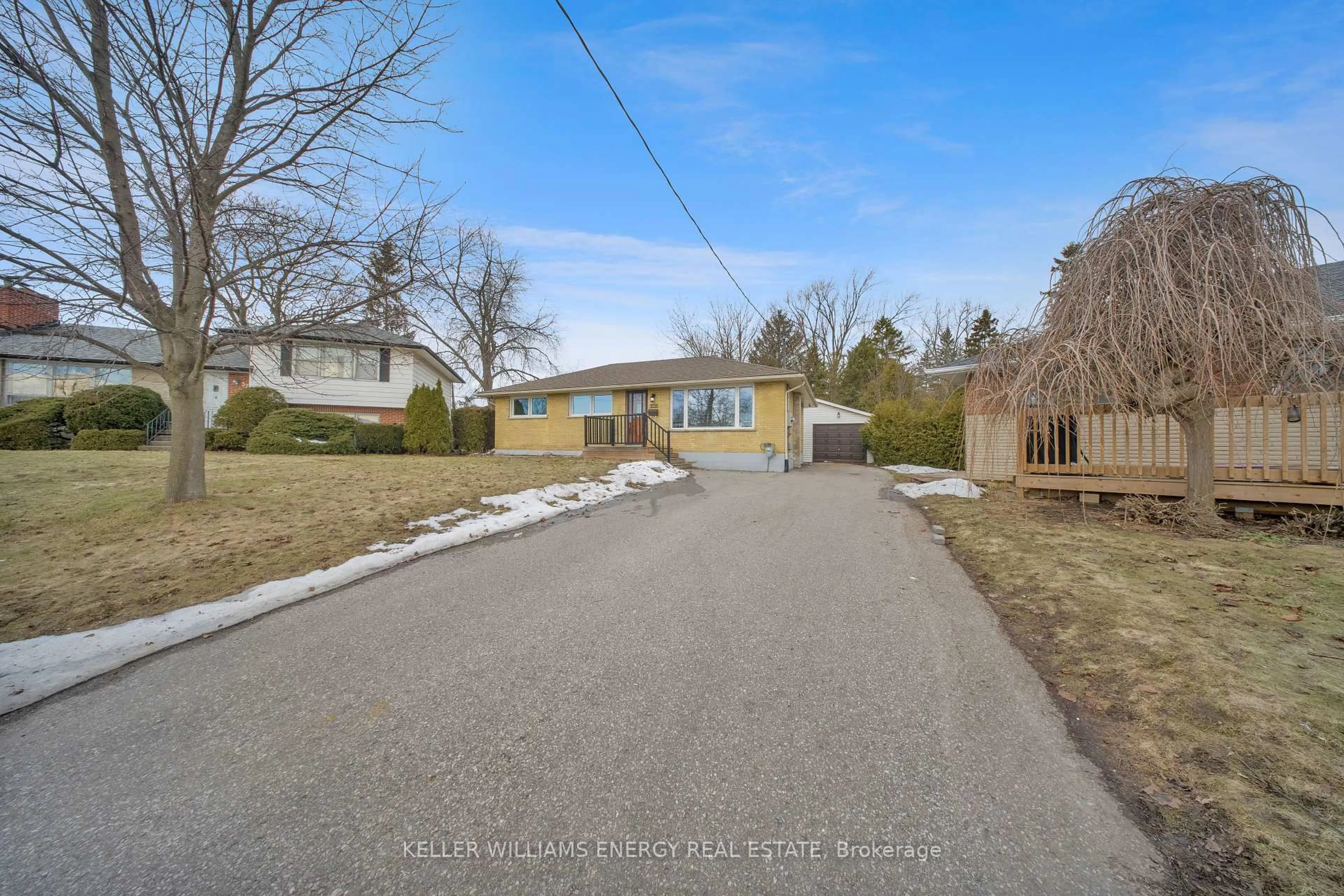 A pic from outside/outdoor area/front of a property/back of a property/a pic from drone, street for 372 GARDEN Crt, Oshawa Ontario L1J 3E4