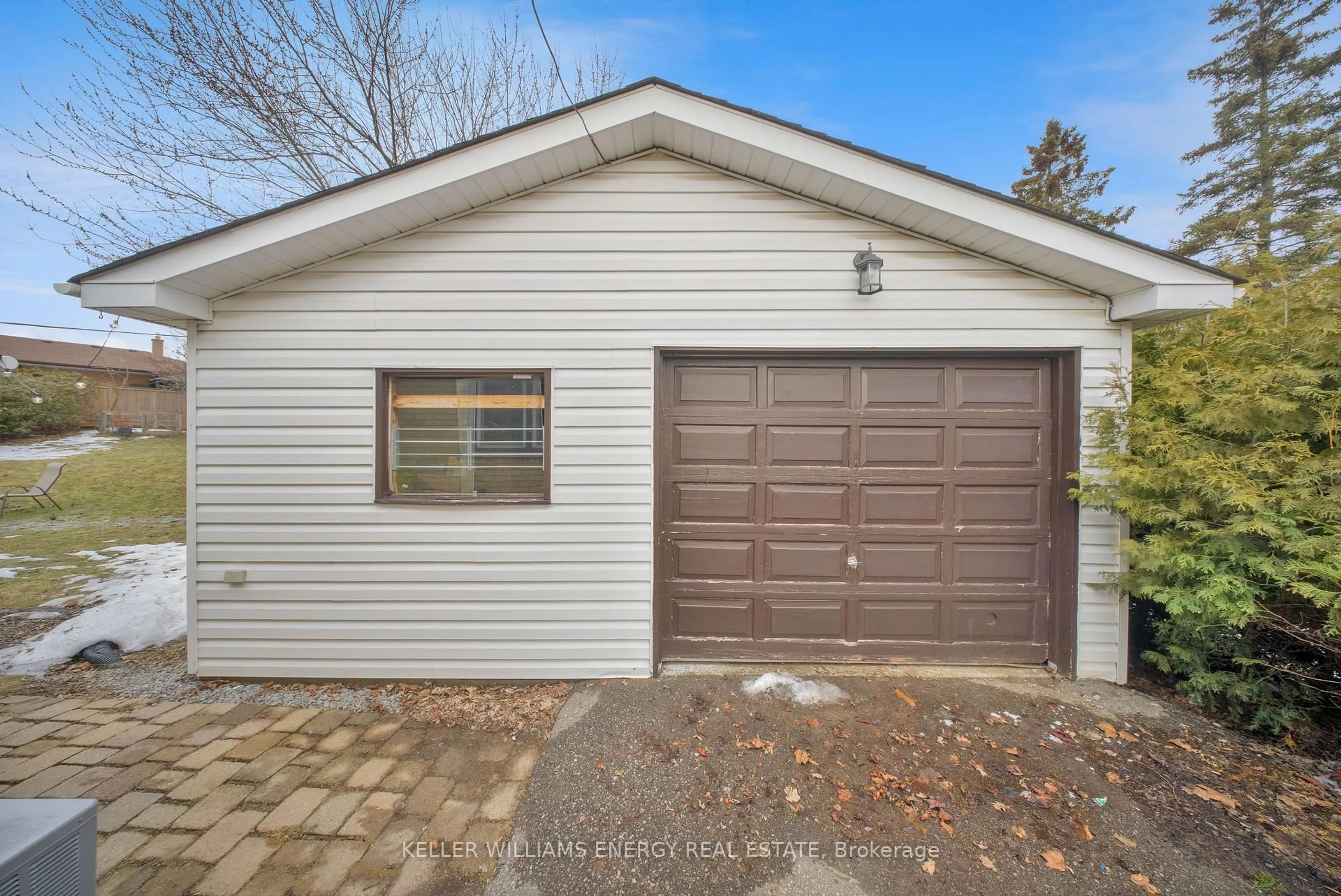 Indoor garage for 372 GARDEN Crt, Oshawa Ontario L1J 3E4