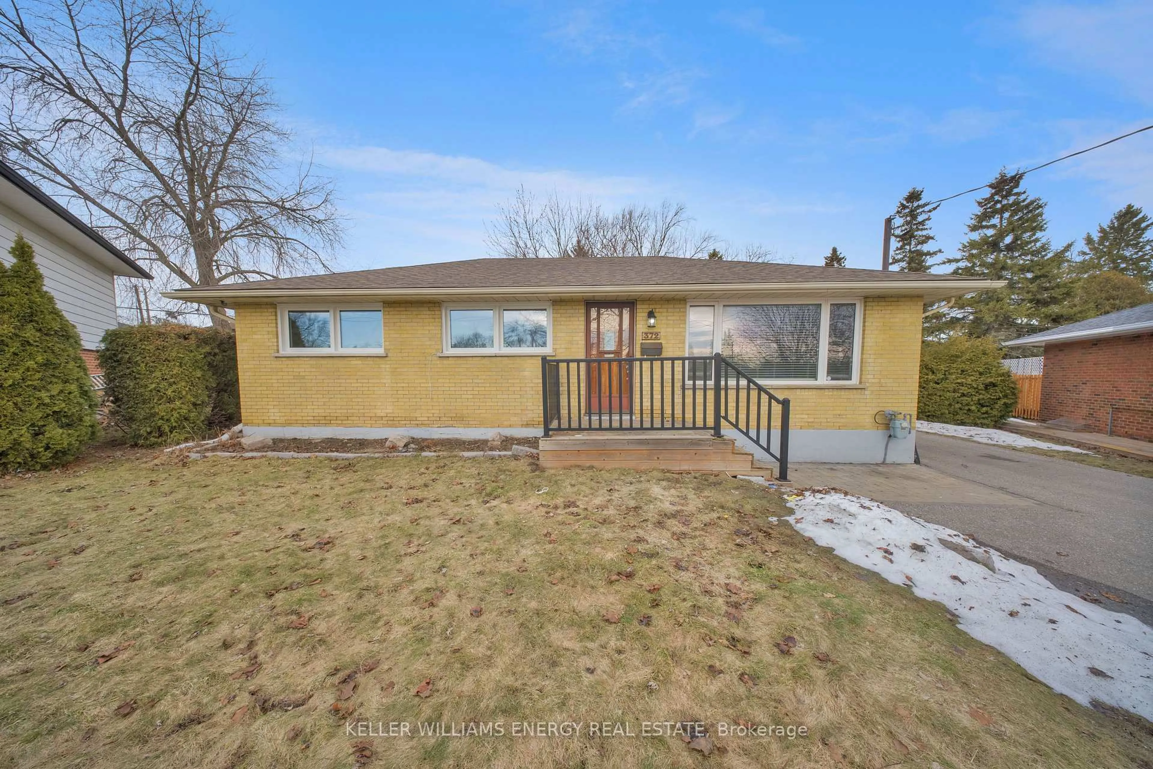 A pic from outside/outdoor area/front of a property/back of a property/a pic from drone, street for 372 GARDEN Crt, Oshawa Ontario L1J 3E4