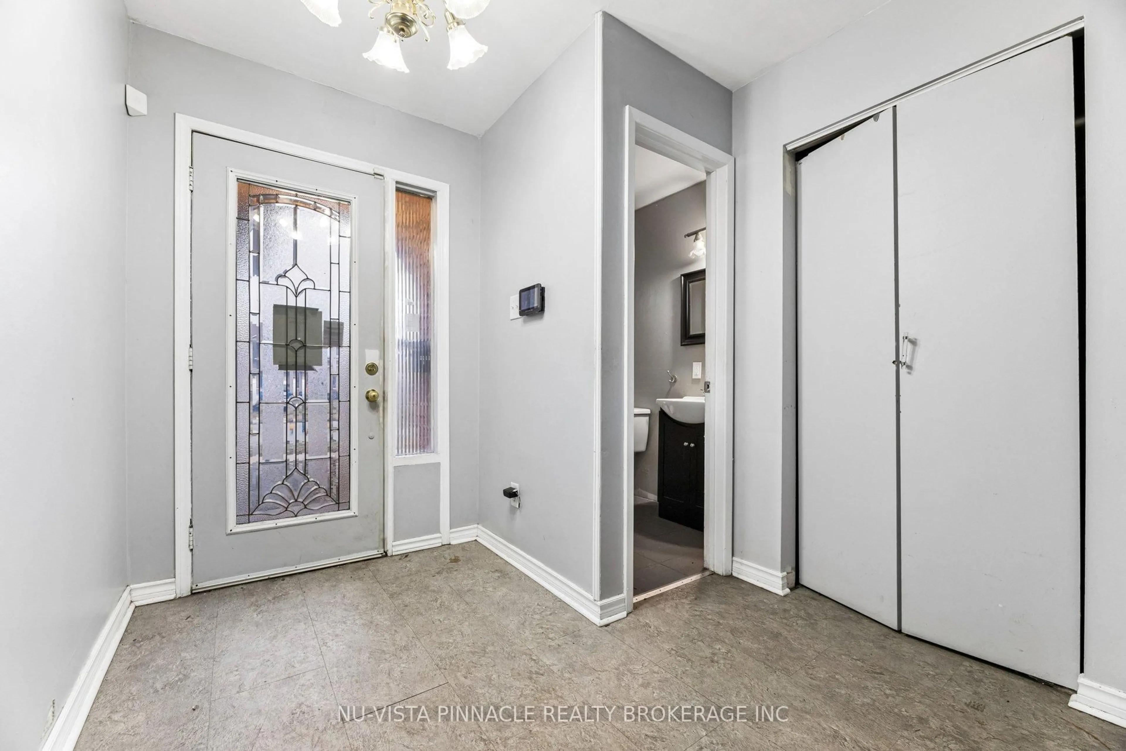 Indoor entryway for 1627 Alwin Circ, Pickering Ontario L1V 2W1