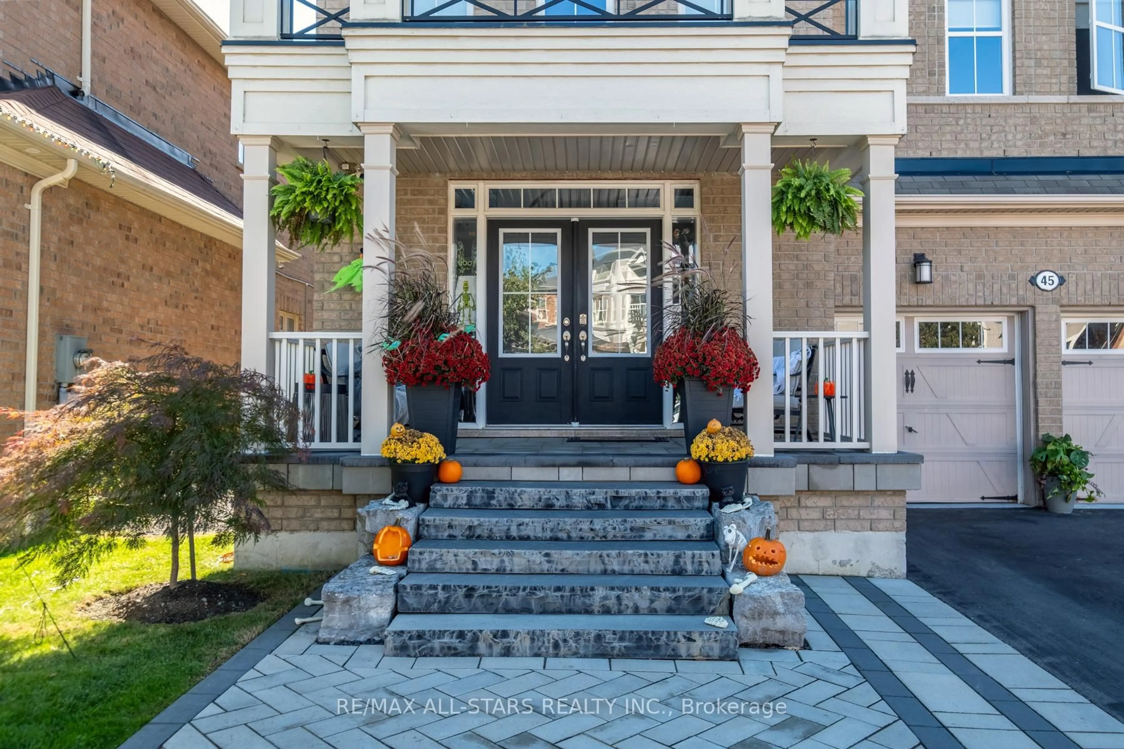 Indoor entryway for 45 Jarrow Cres, Whitby Ontario L1M 0H2