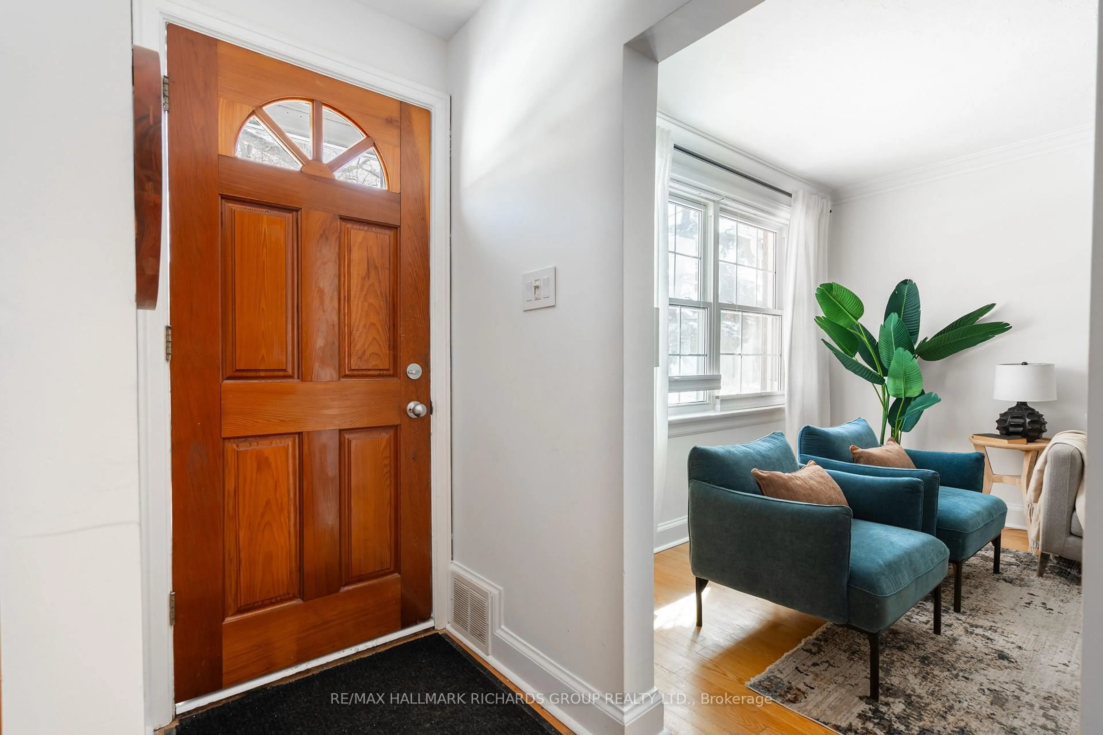 Indoor entryway for 38 Anndale Rd, Toronto Ontario M1N 1C5