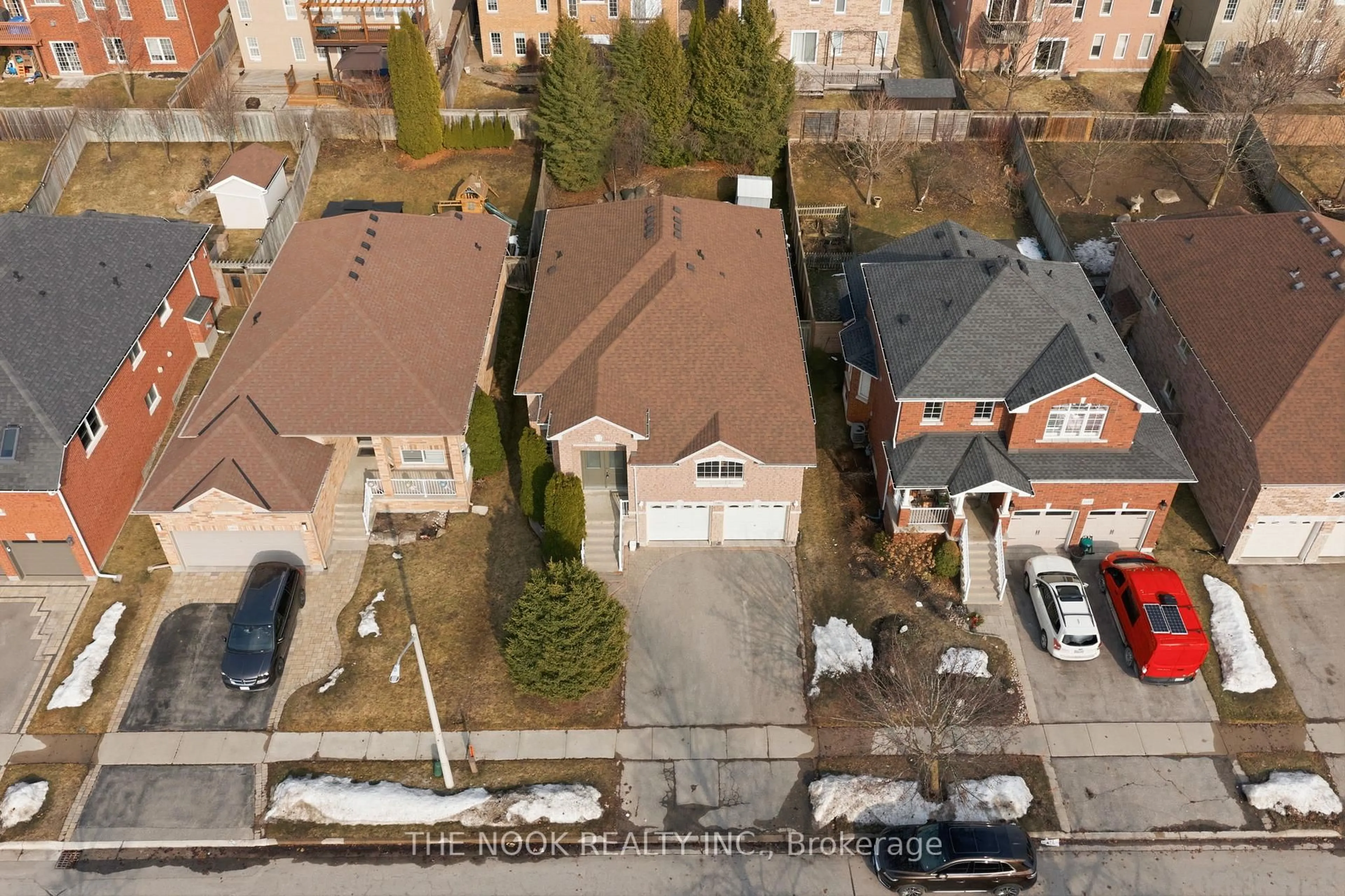A pic from outside/outdoor area/front of a property/back of a property/a pic from drone, street for 1461 Greenvalley Tr, Oshawa Ontario L1K 2N6