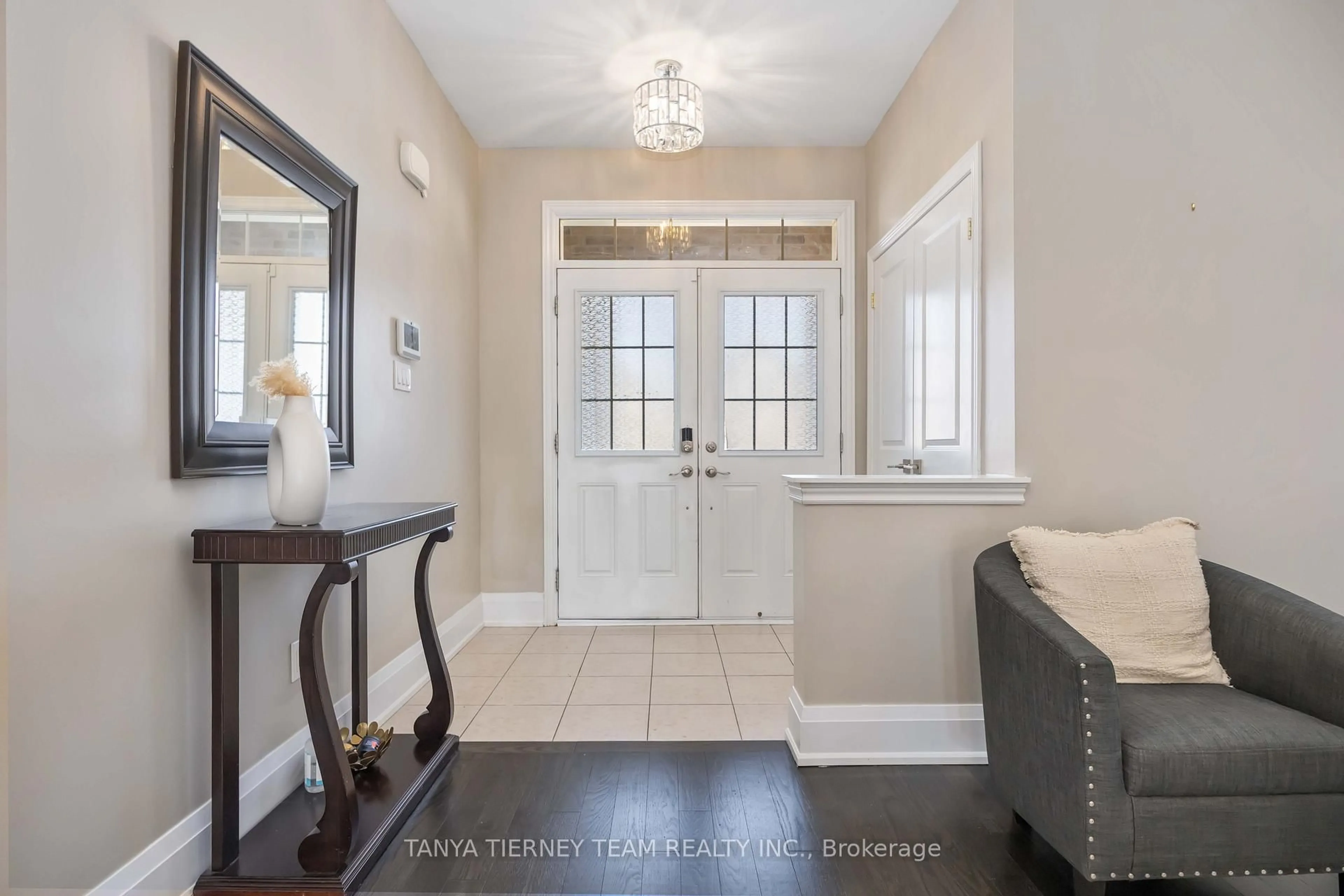 Indoor entryway for 111 Braebrook Dr, Whitby Ontario L1R 0M9