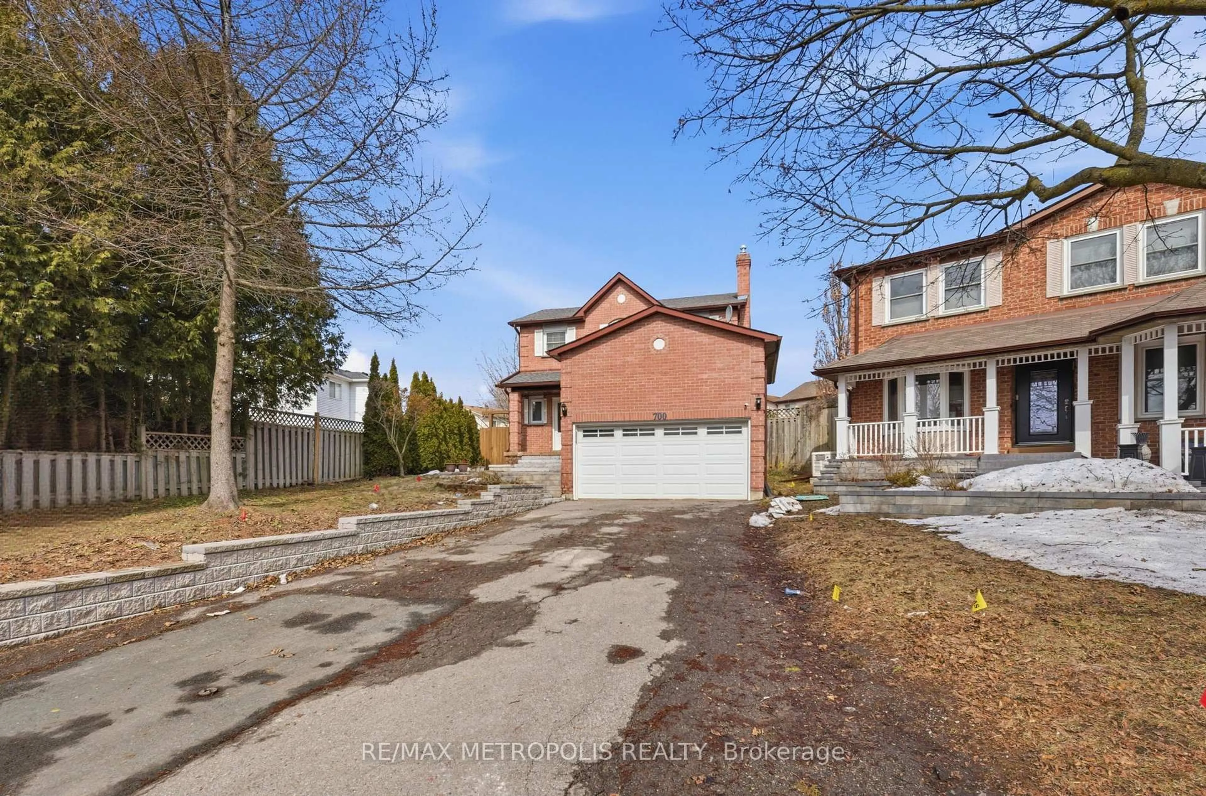 Home with brick exterior material, street for 700 Mountjoy Crt, Oshawa Ontario L1K 1W8