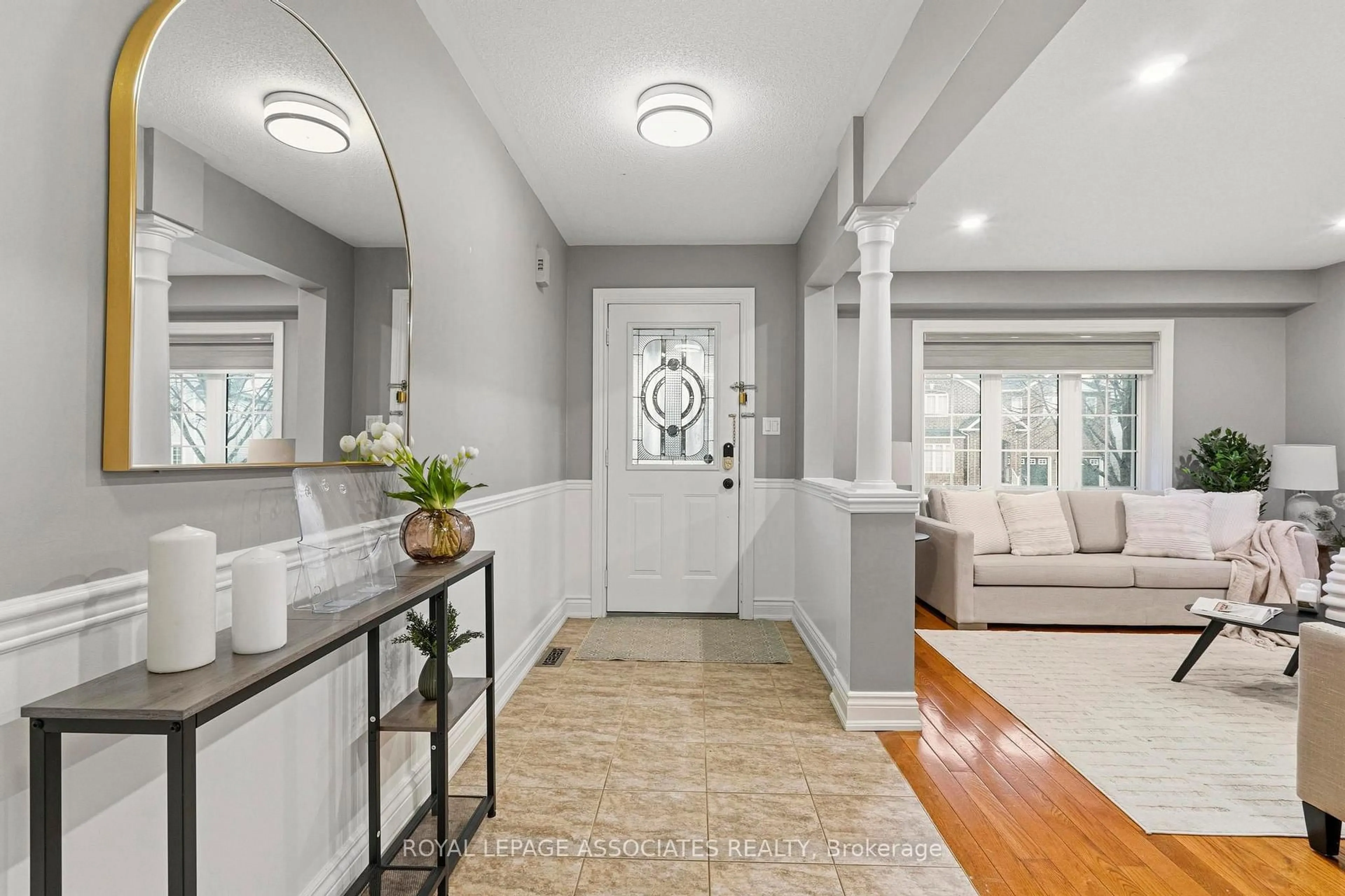 Indoor entryway for 1044 Langford St, Oshawa Ontario L1K 2W1