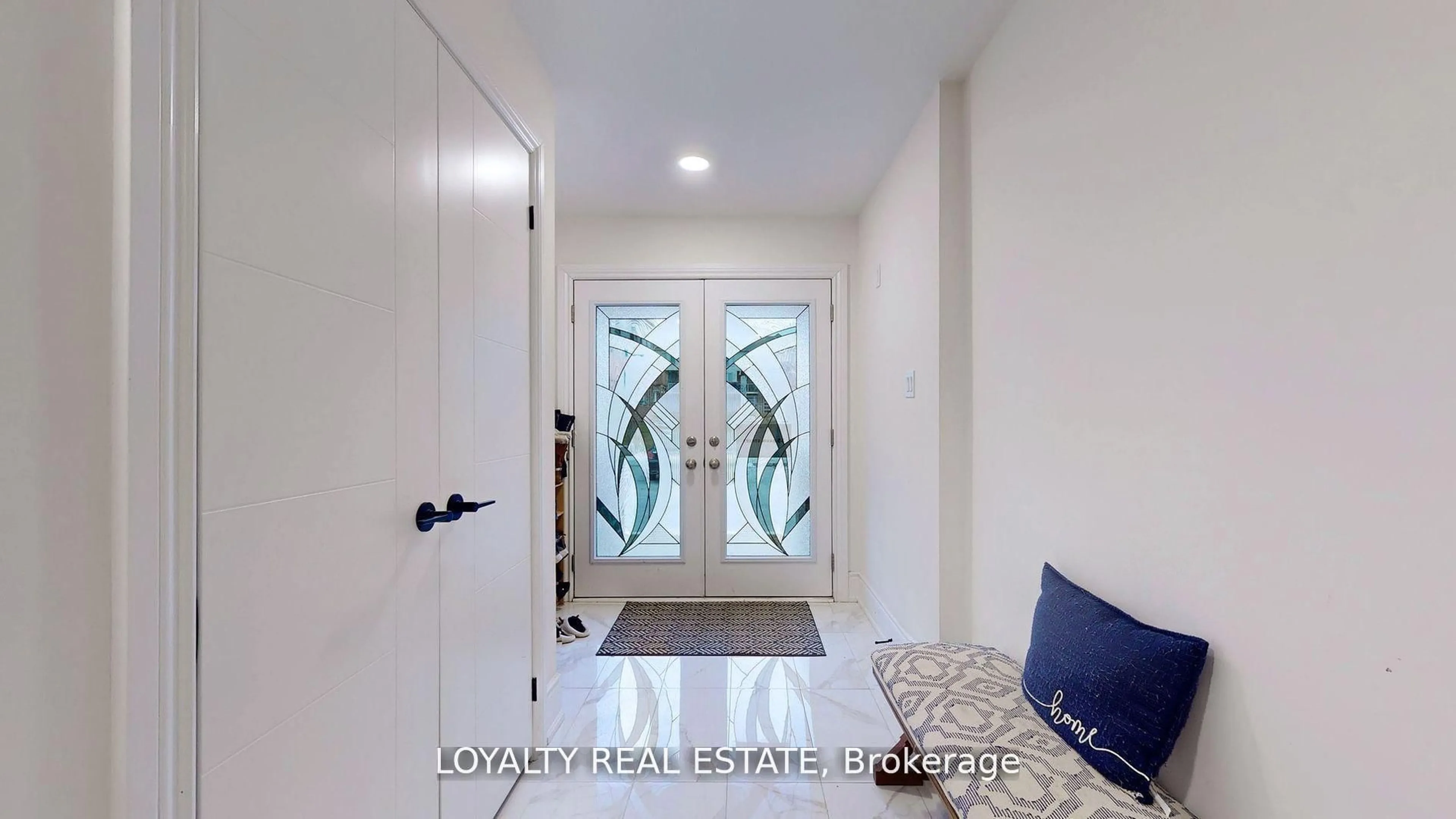 Indoor entryway for 35 Bavin St, Clarington Ontario L1C 7H5