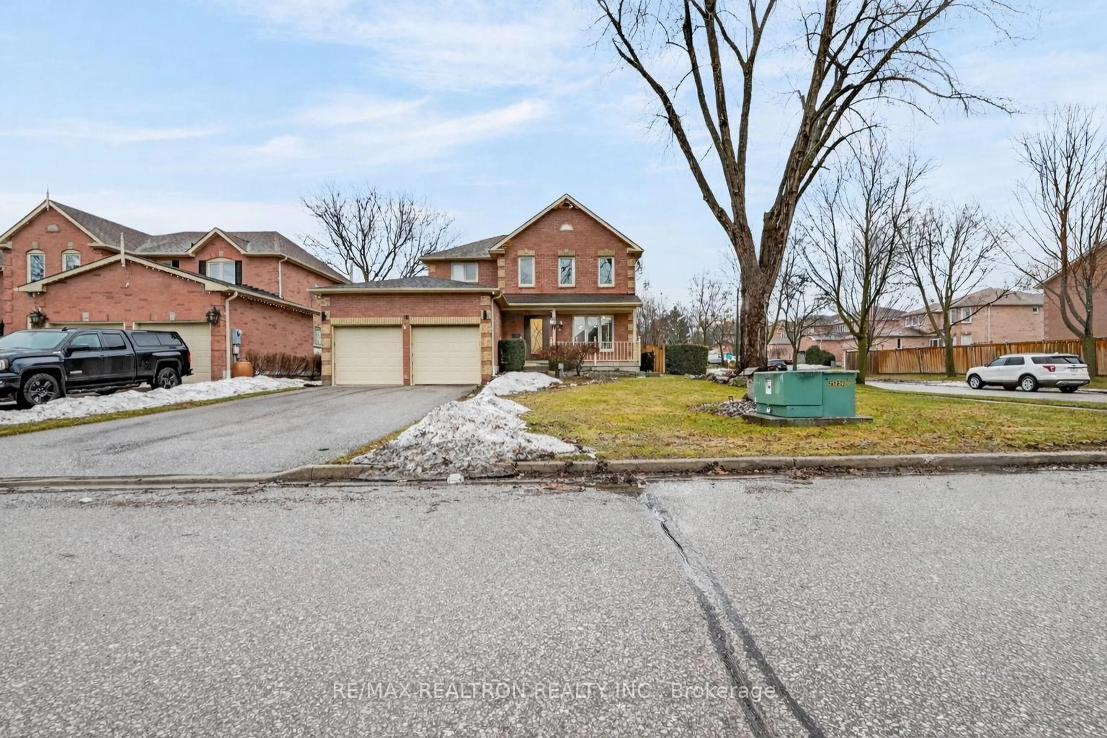 A pic from outside/outdoor area/front of a property/back of a property/a pic from drone, street for 15 Bray Dr, Ajax Ontario L1T 3L8