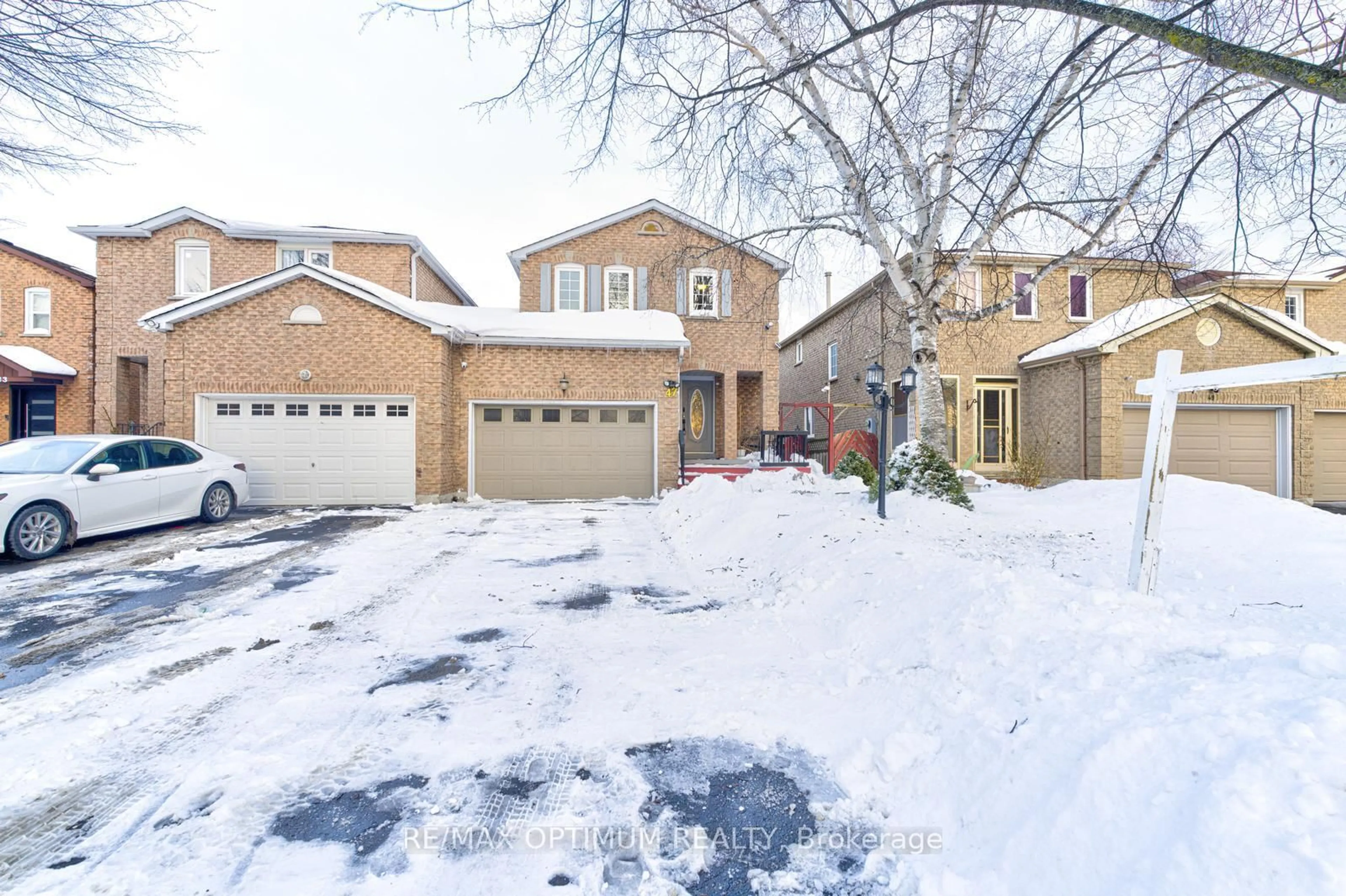 A pic from outside/outdoor area/front of a property/back of a property/a pic from drone, street for 47 Hewitt Cres, Ajax Ontario L1S 7A6
