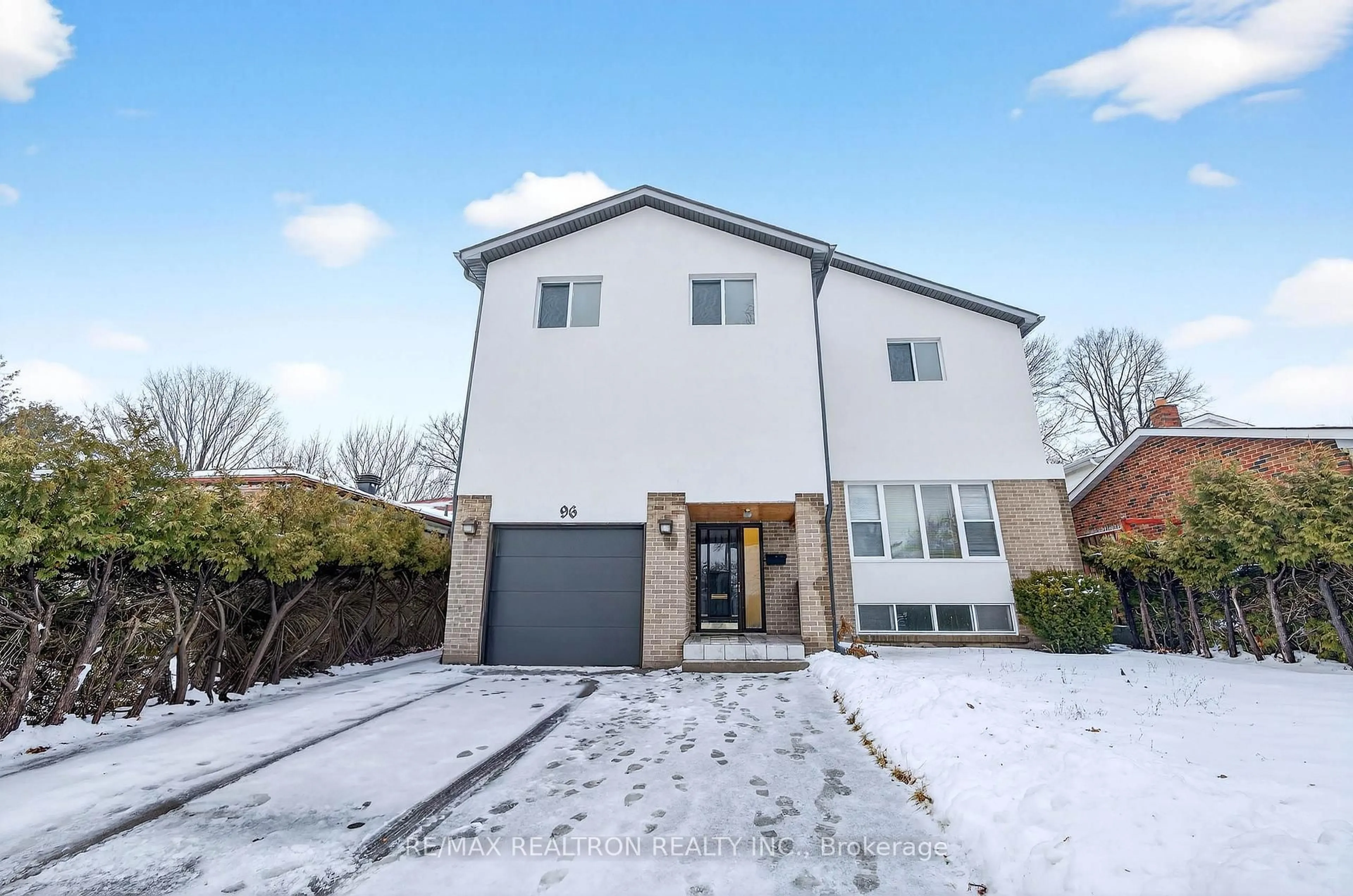 A pic from outside/outdoor area/front of a property/back of a property/a pic from drone, street for 96 Invergordon Ave, Toronto Ontario M1S 2Z2