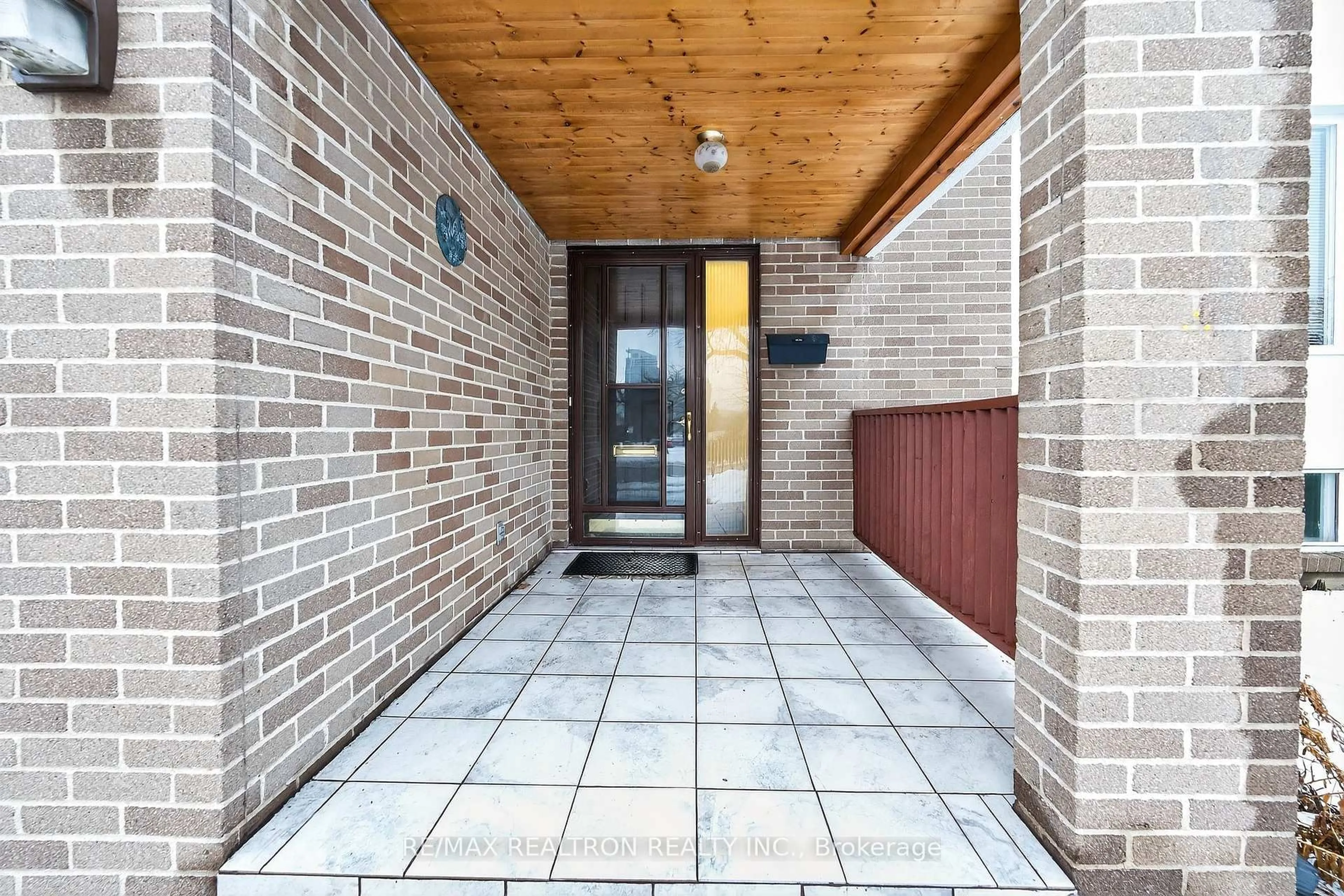 Indoor foyer for 96 Invergordon Ave, Toronto Ontario M1S 2Z2