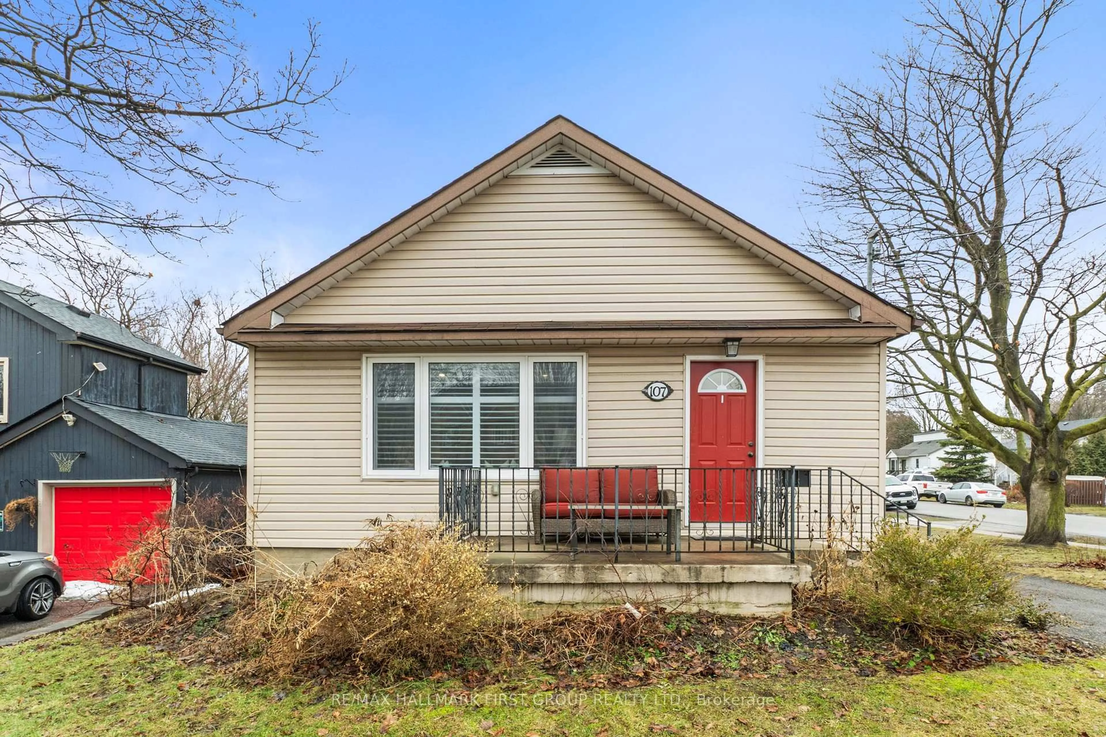 Home with vinyl exterior material, street for 107 Maple St, Whitby Ontario L1N 2Z8