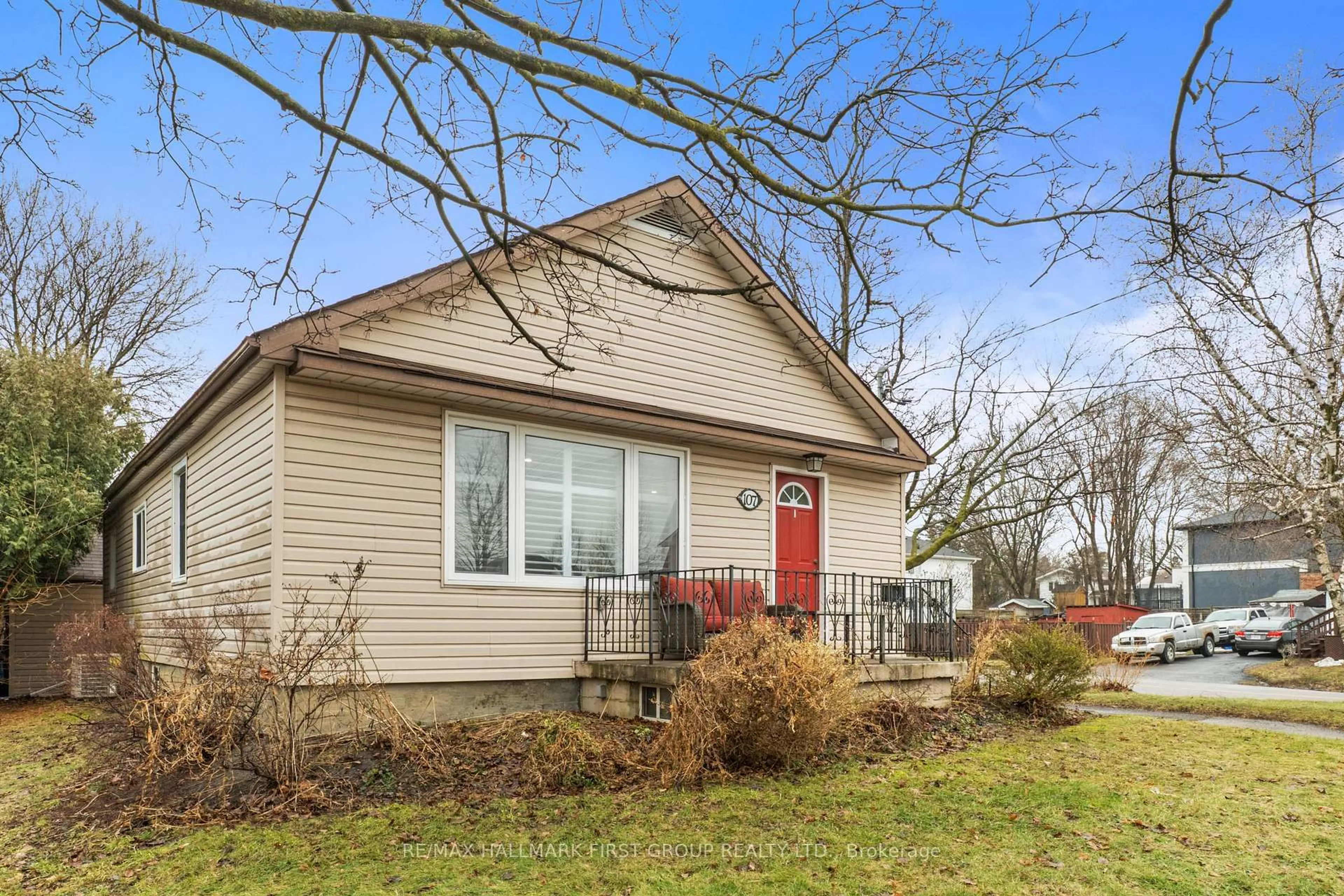 Home with vinyl exterior material, street for 107 Maple St, Whitby Ontario L1N 2Z8