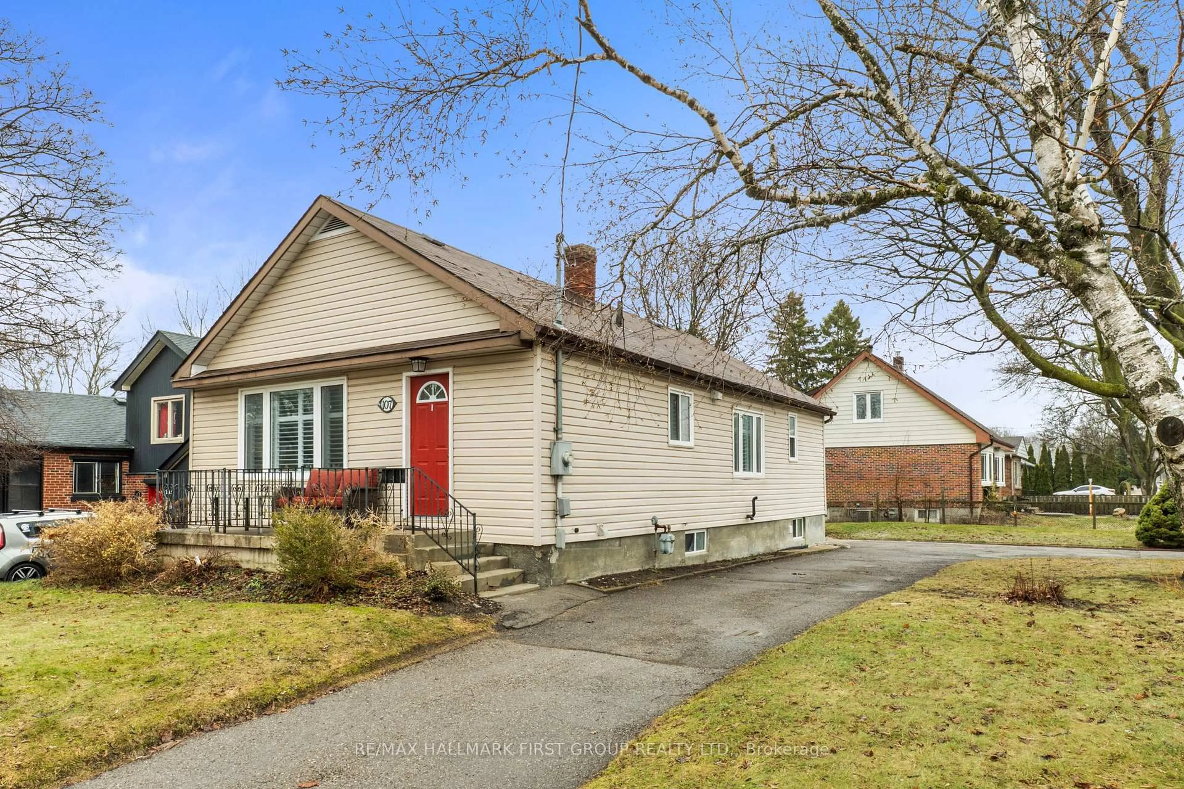 Home with vinyl exterior material, street for 107 Maple St, Whitby Ontario L1N 2Z8