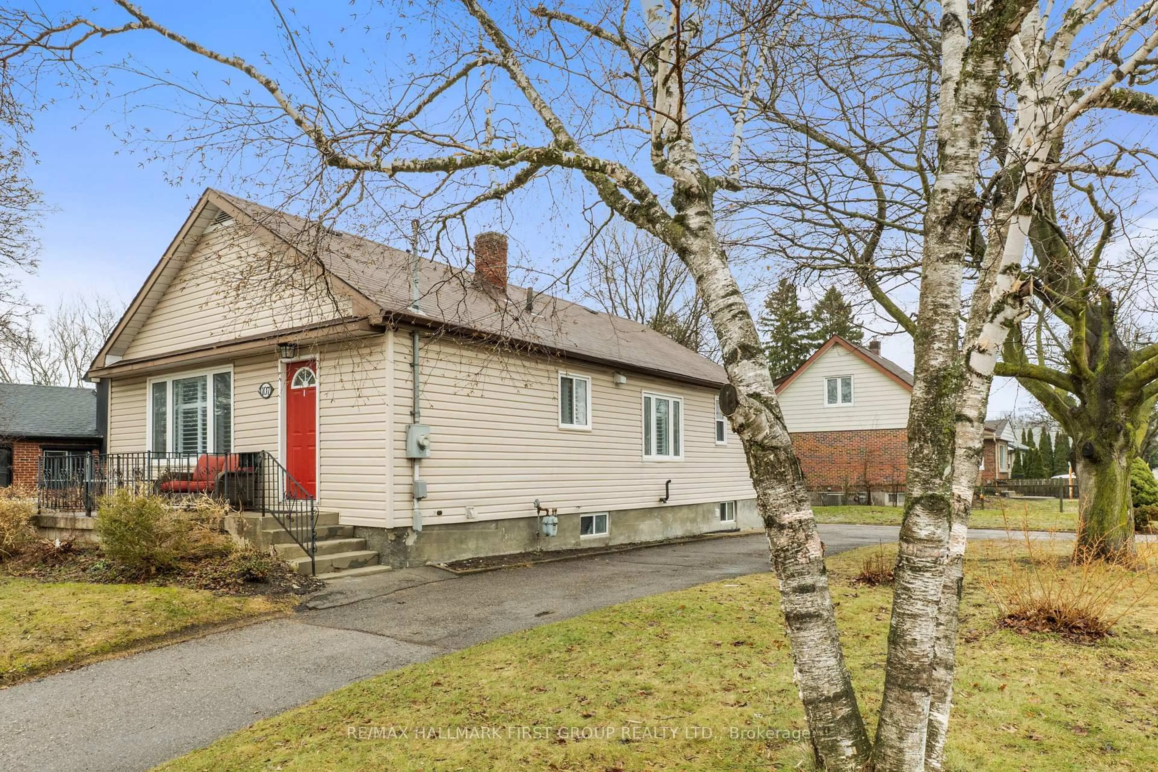 Unknown for 107 Maple St, Whitby Ontario L1N 2Z8