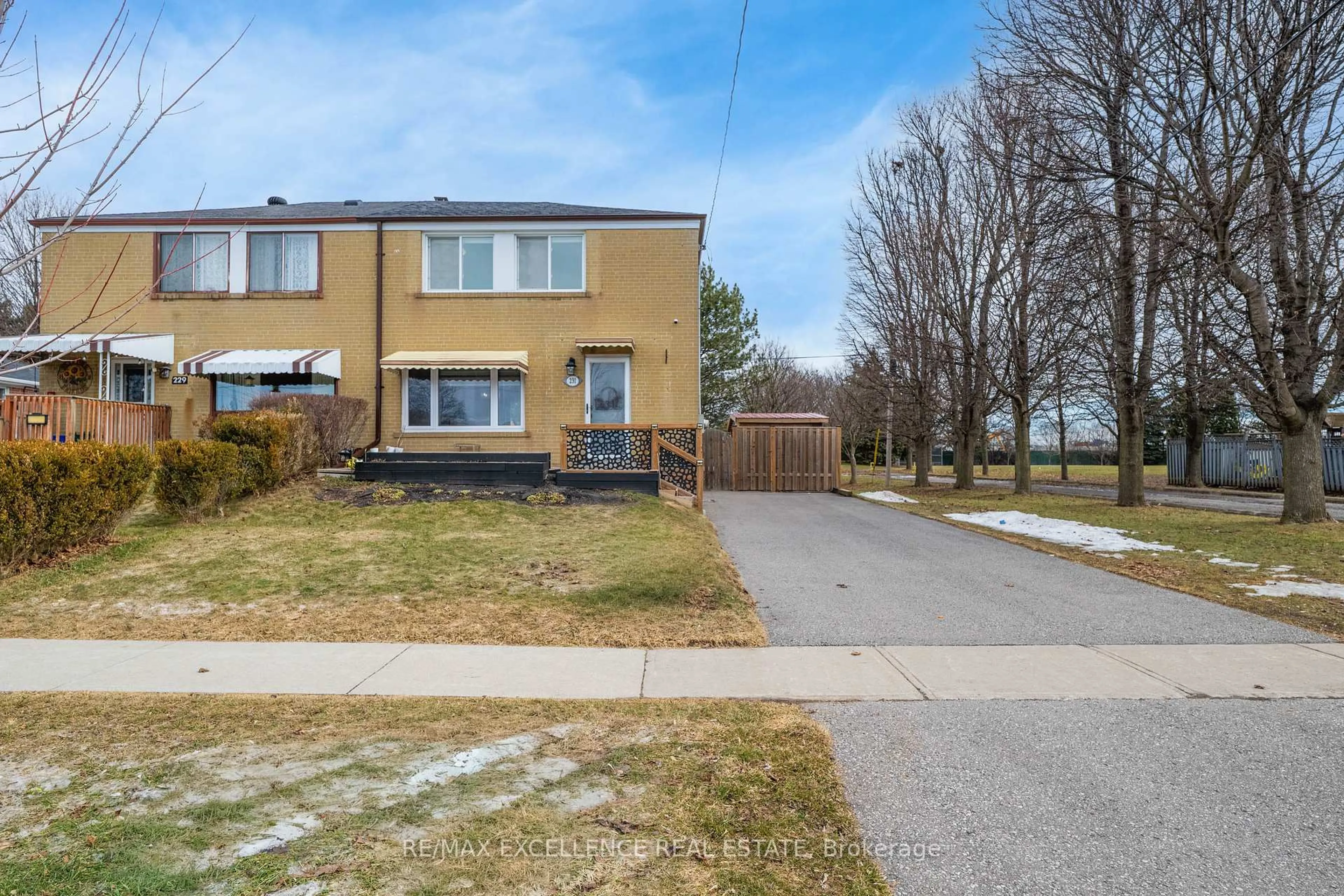 A pic from outside/outdoor area/front of a property/back of a property/a pic from drone, street for 231 Rosedale Dr, Whitby Ontario L1N 1Z2