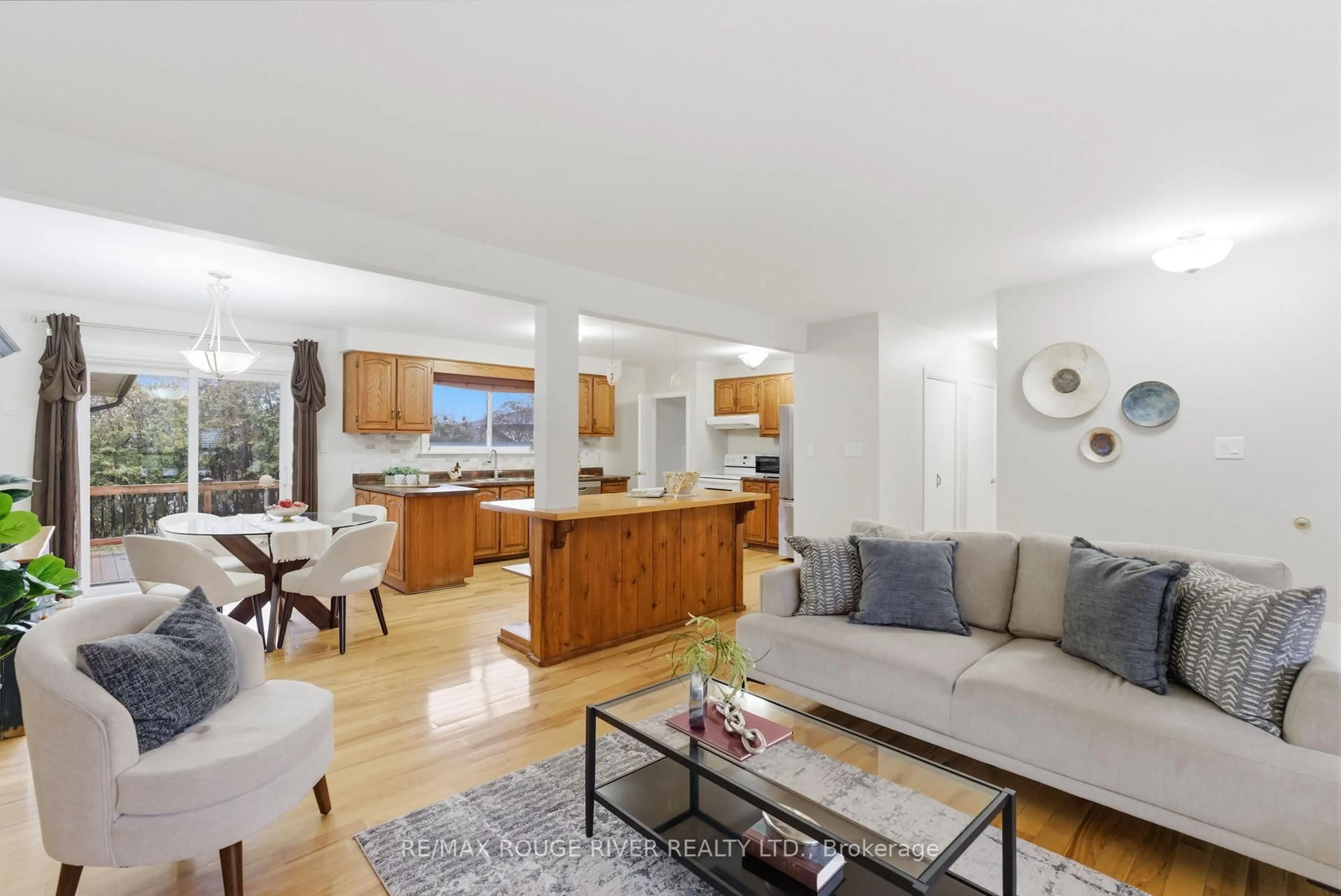 Living room with furniture, unknown for 98 Applewood Cres, Whitby Ontario L1N 2E7