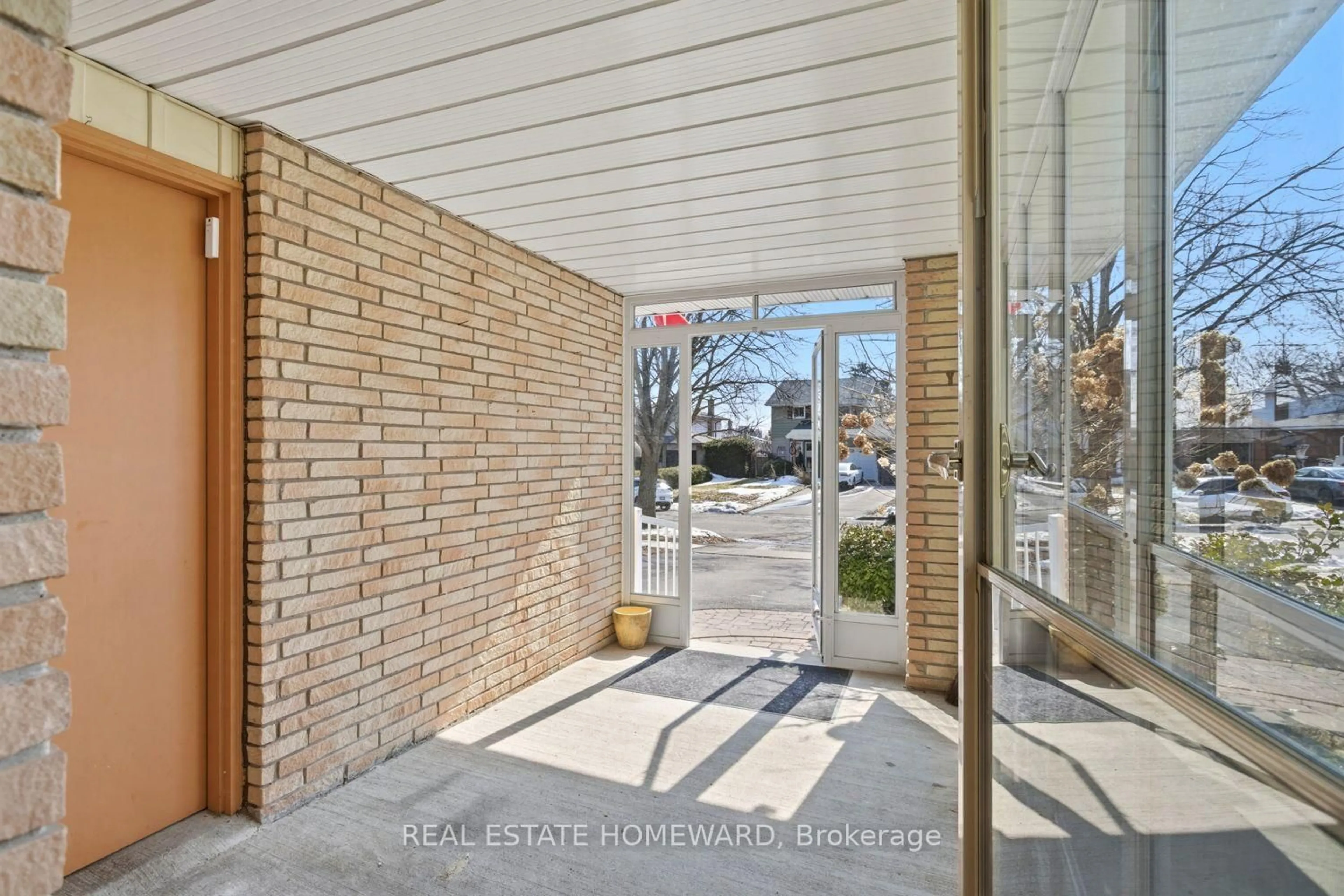 Indoor entryway for 473 Paddington Cres, Oshawa Ontario L1G 7P3