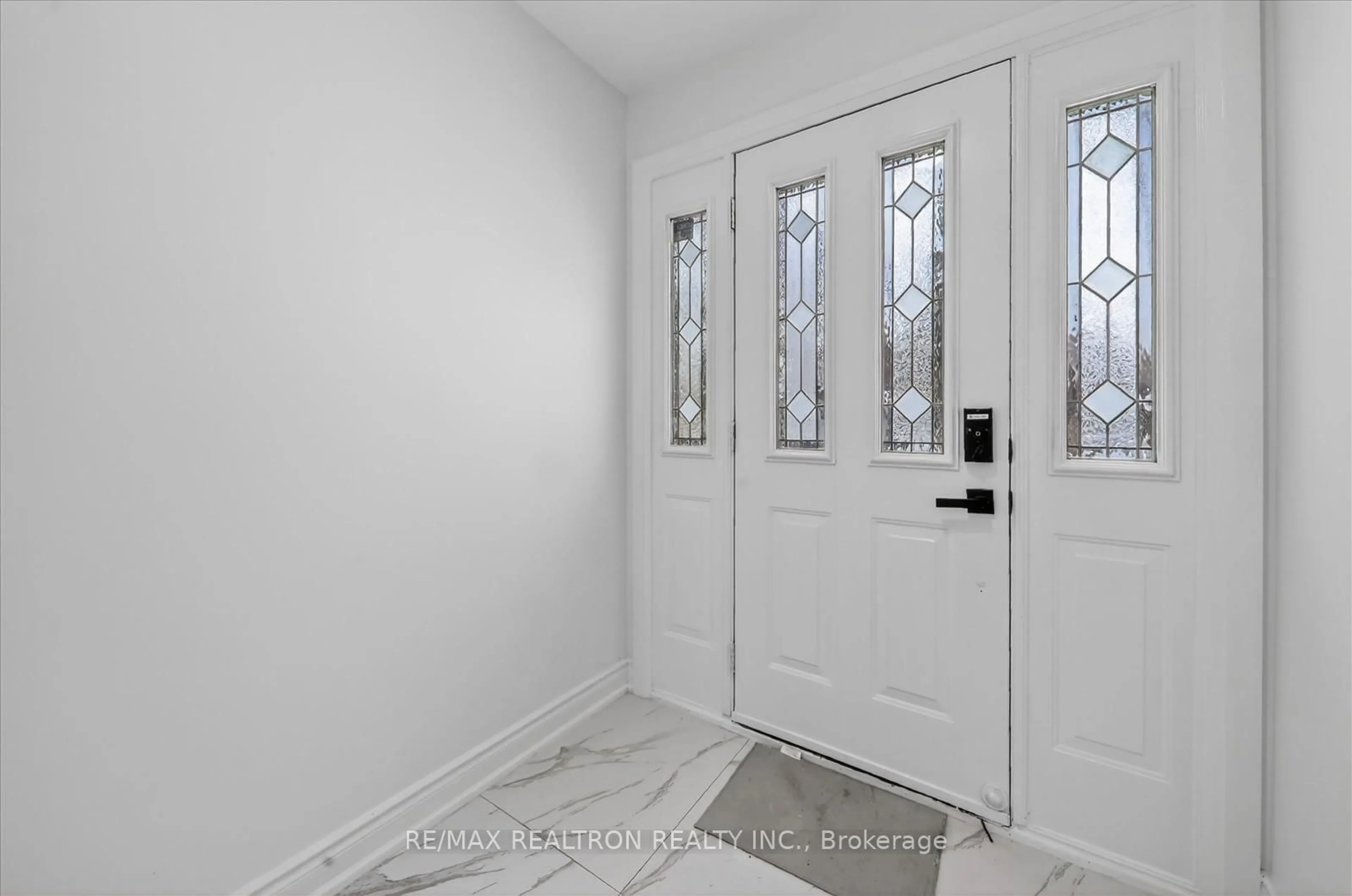 Indoor entryway for 4 Grovenest Dr, Toronto Ontario M1E 4J3