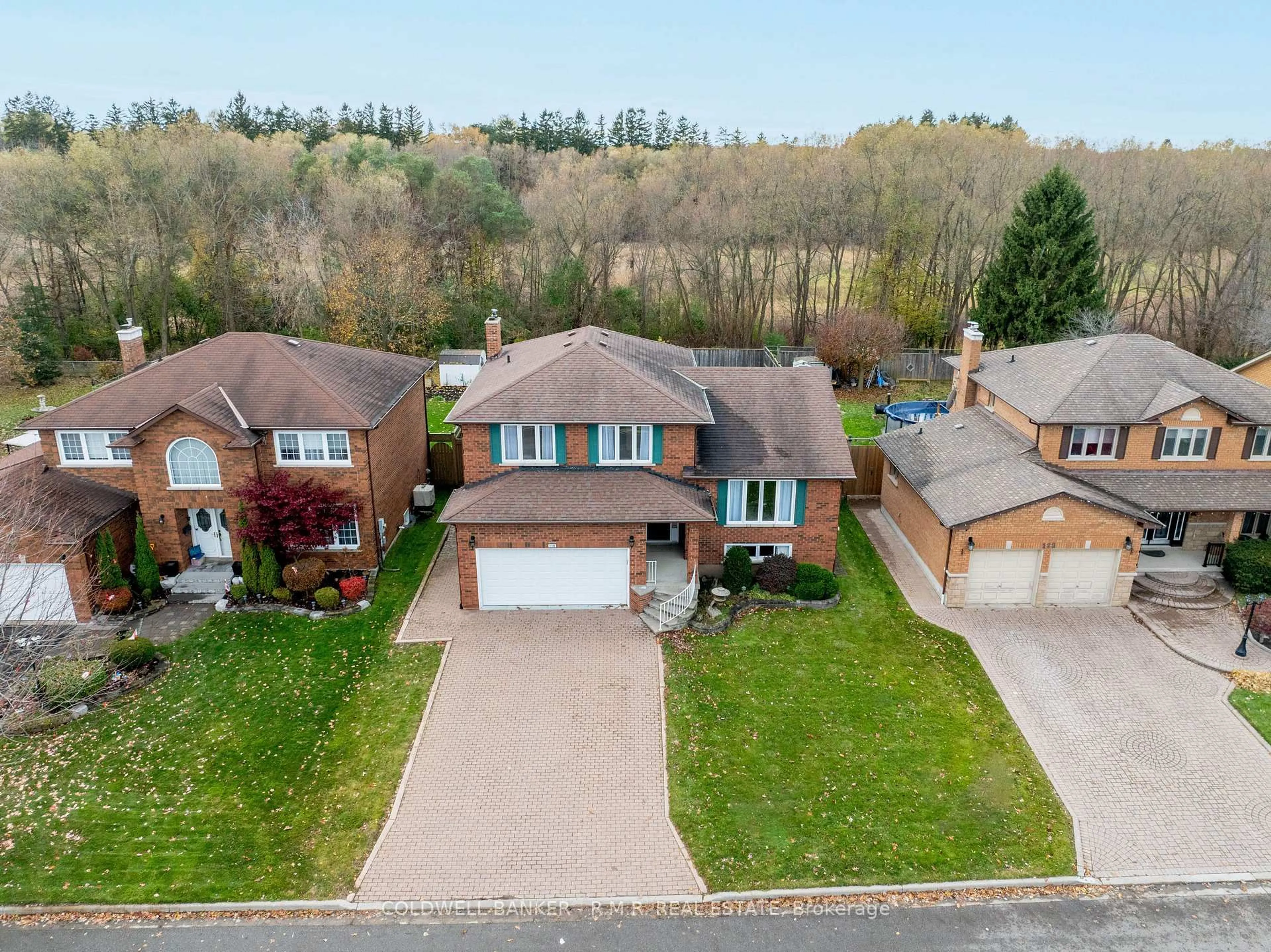 A pic from outside/outdoor area/front of a property/back of a property/a pic from drone, street for 118 Waverly St, Oshawa Ontario L1J 8G5