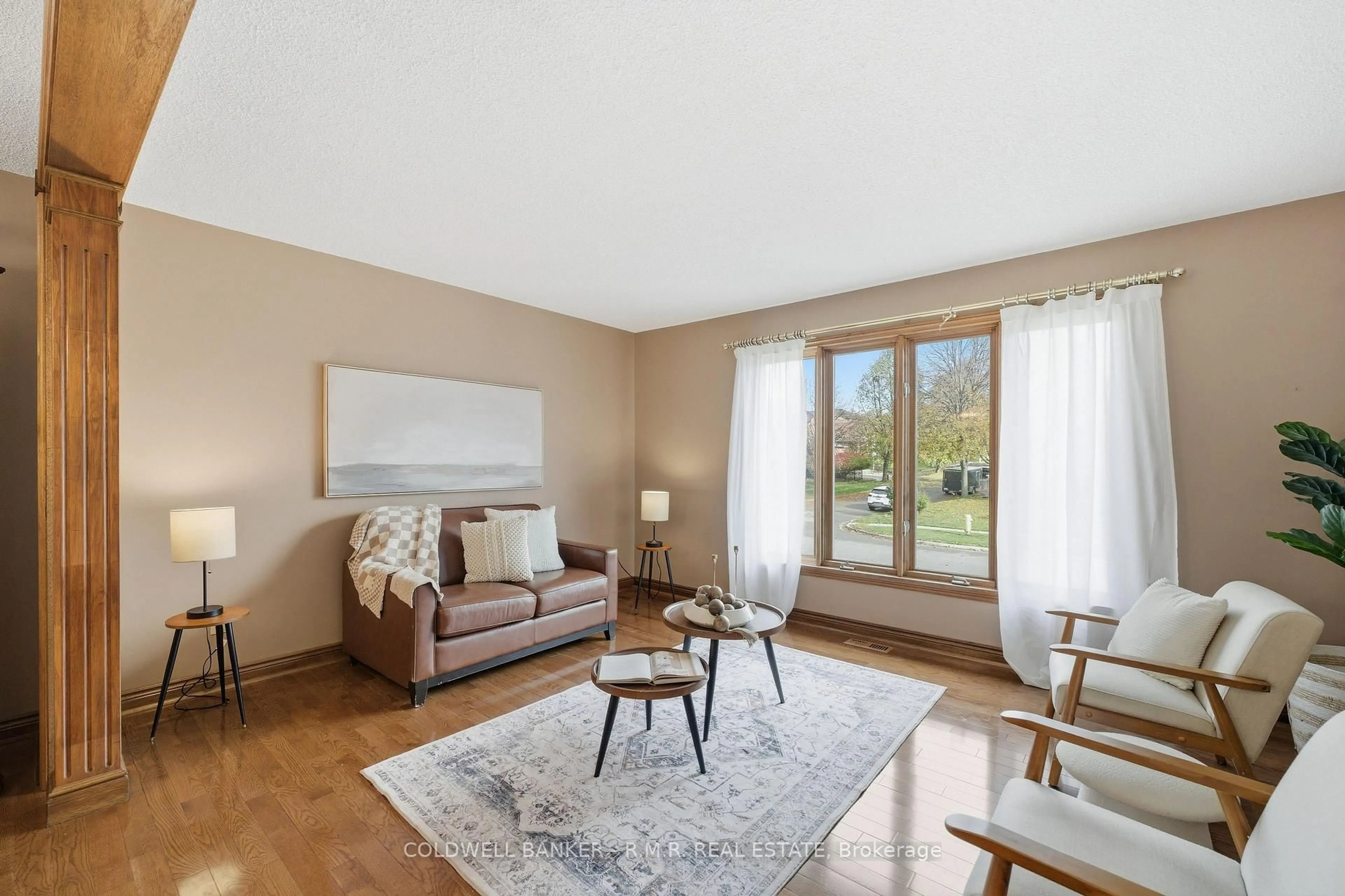 Living room with furniture, wood/laminate floor for 118 Waverly St, Oshawa Ontario L1J 8G5