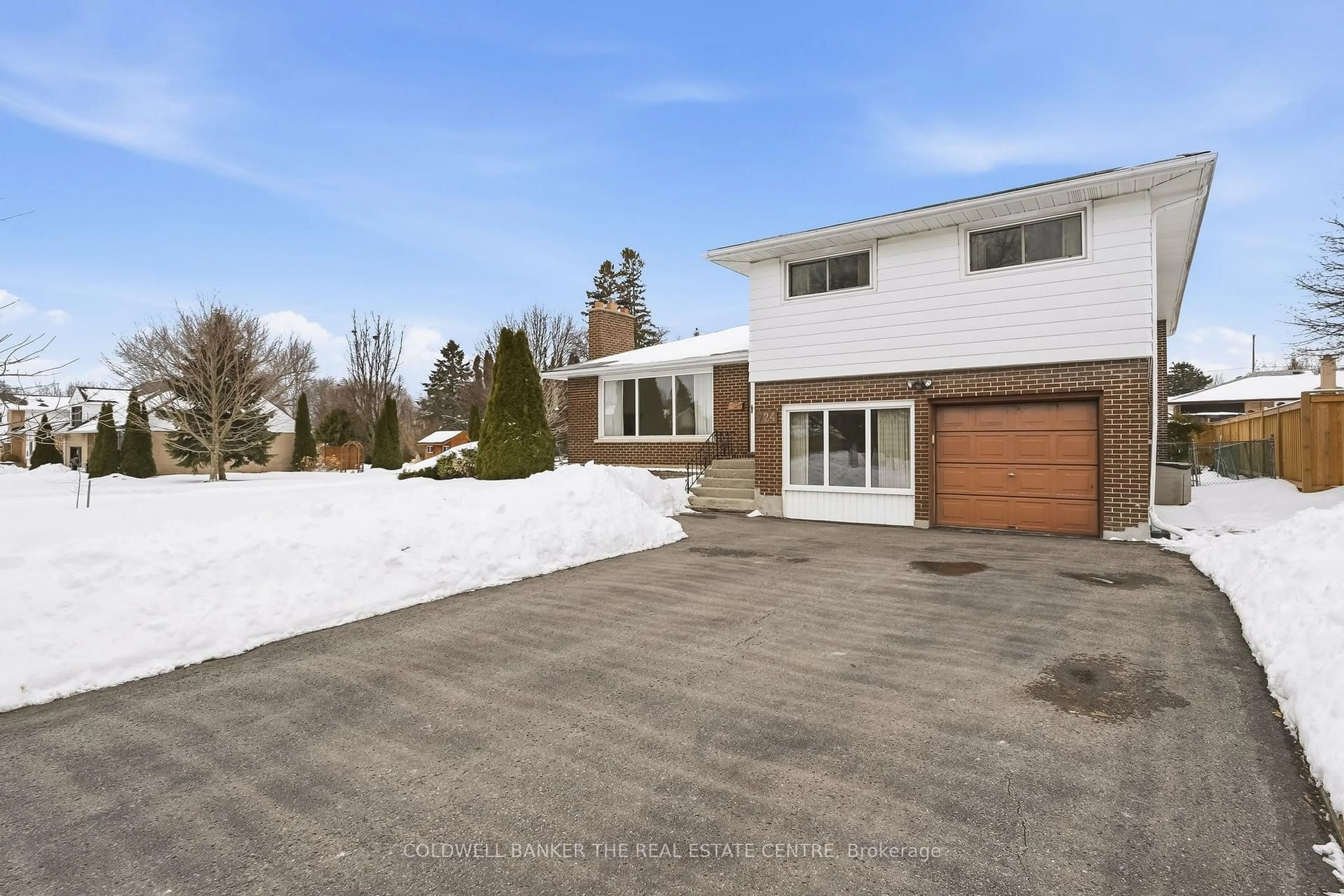 A pic from outside/outdoor area/front of a property/back of a property/a pic from drone, street for 724 Westdale St, Oshawa Ontario L1J 5B7