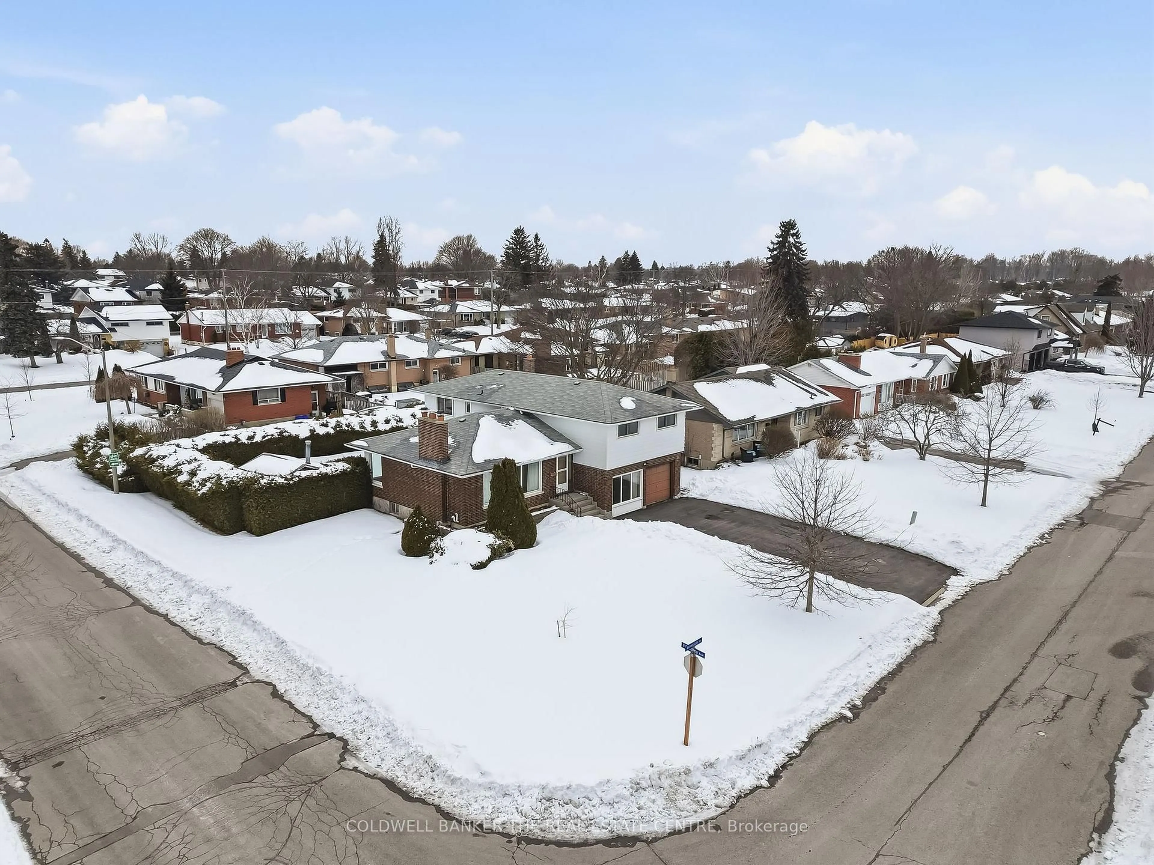 A pic from outside/outdoor area/front of a property/back of a property/a pic from drone, street for 724 Westdale St, Oshawa Ontario L1J 5B7