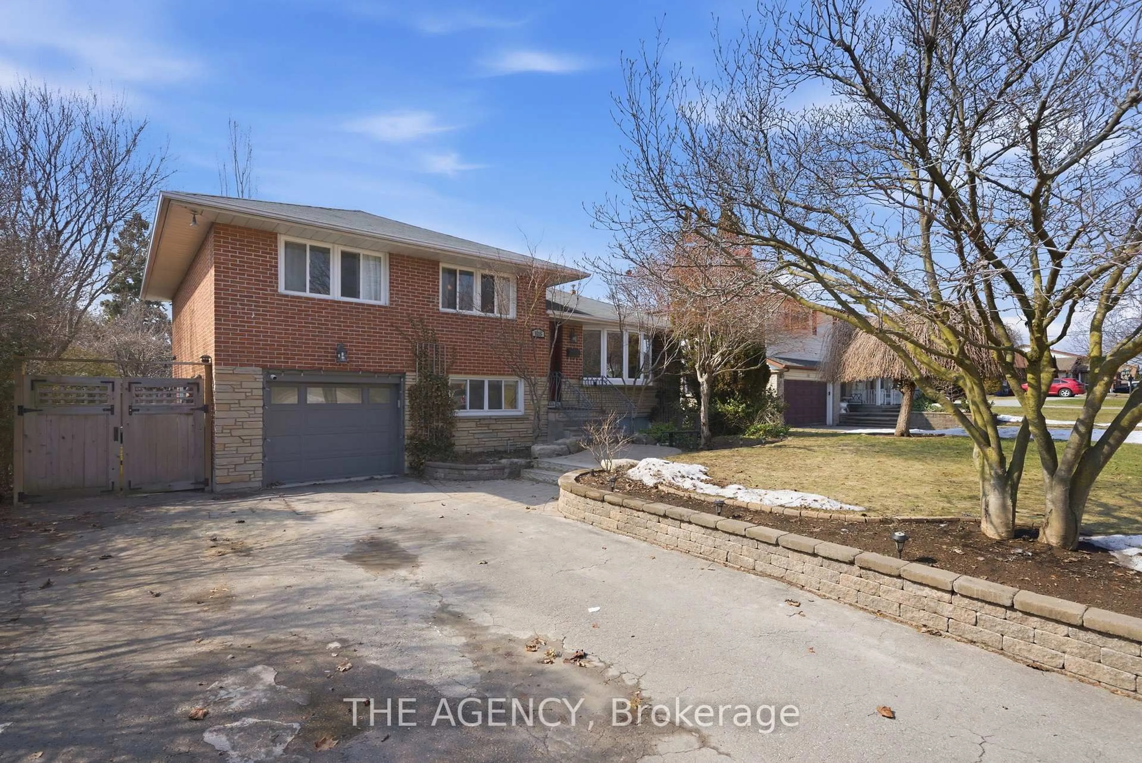 A pic from outside/outdoor area/front of a property/back of a property/a pic from drone, street for 118 Applewood Cres, Whitby Ontario L1N 2E7