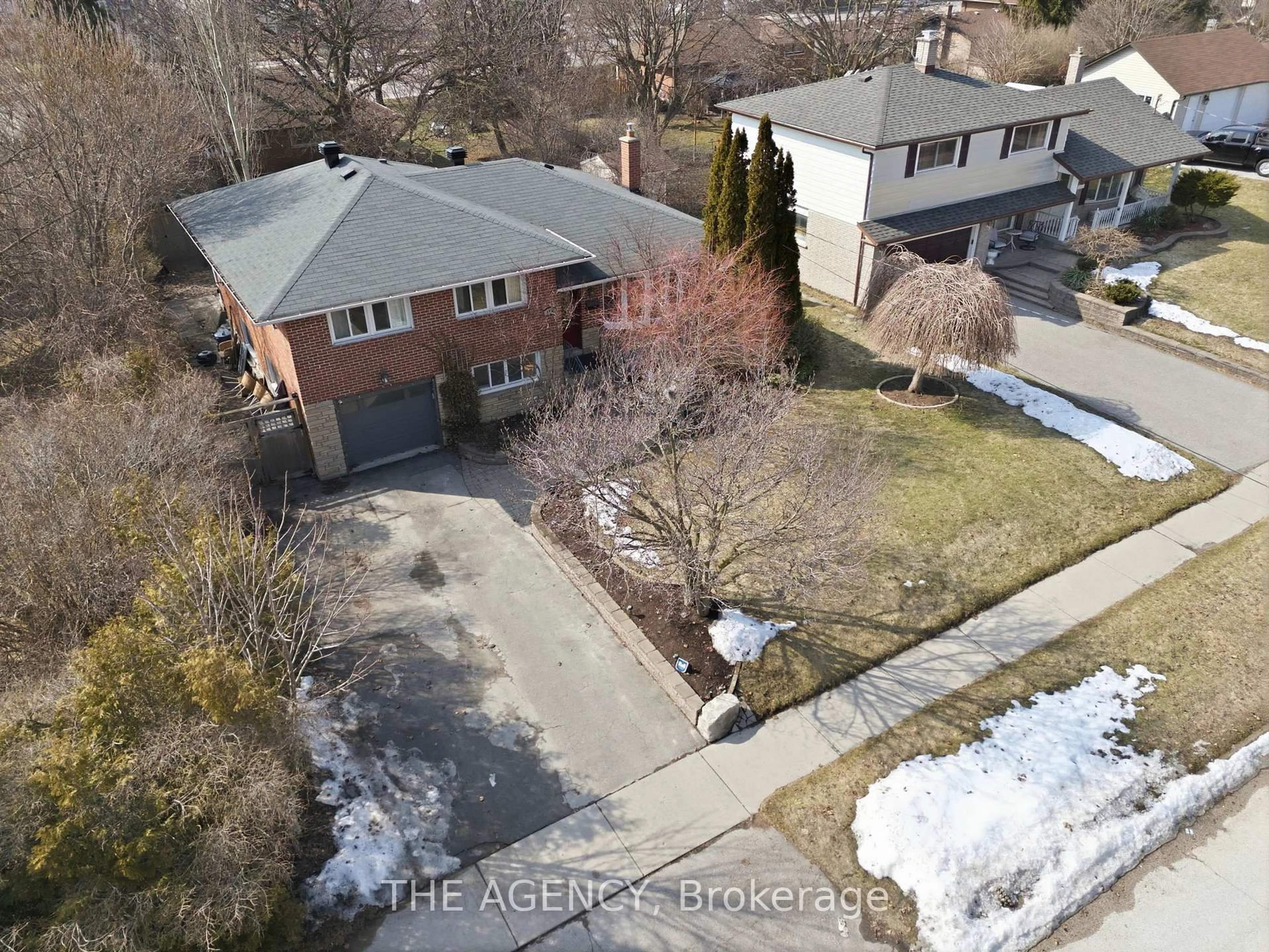 A pic from outside/outdoor area/front of a property/back of a property/a pic from drone, street for 118 Applewood Cres, Whitby Ontario L1N 2E7