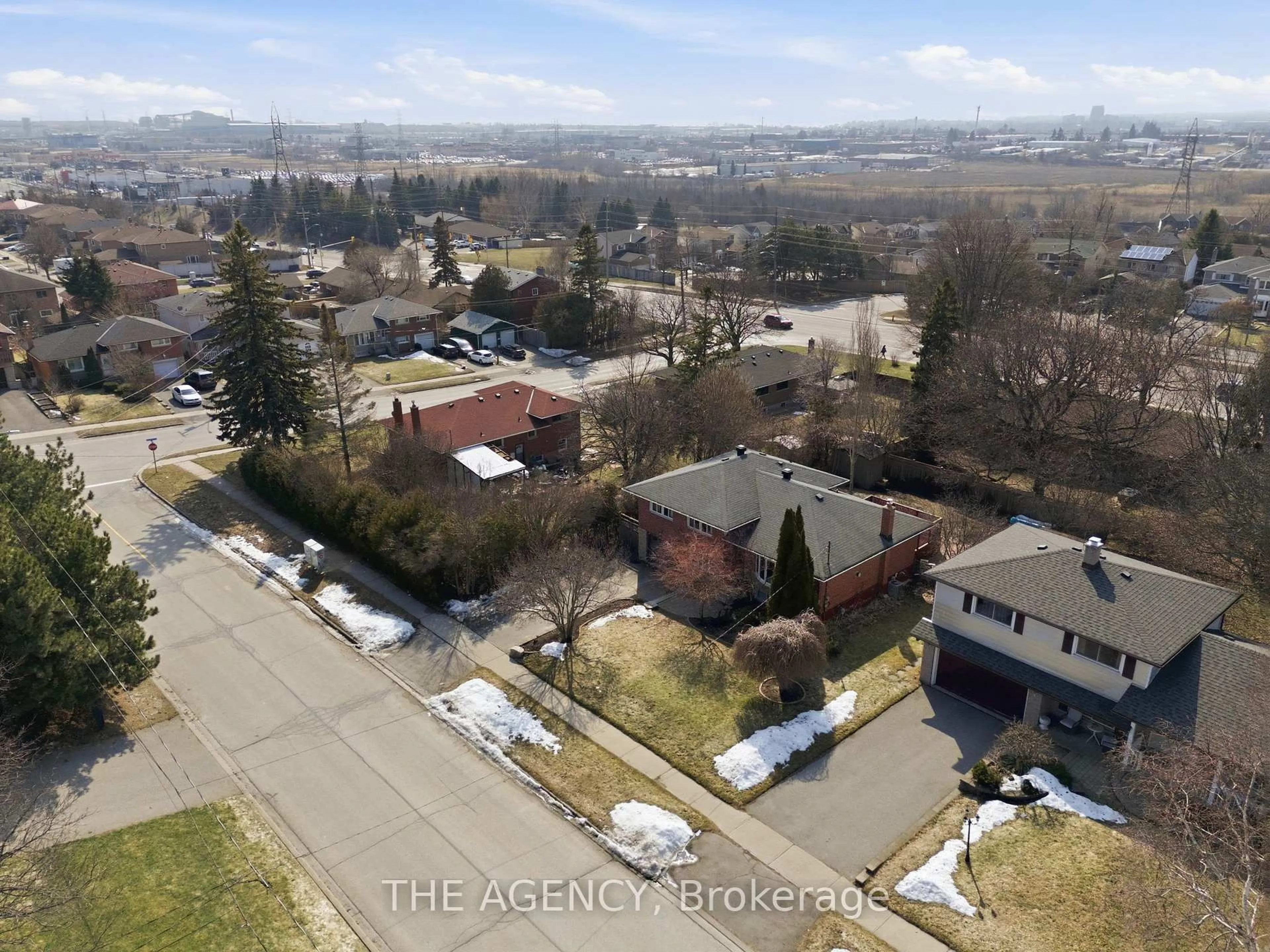 A pic from outside/outdoor area/front of a property/back of a property/a pic from drone, unknown for 118 Applewood Cres, Whitby Ontario L1N 2E7